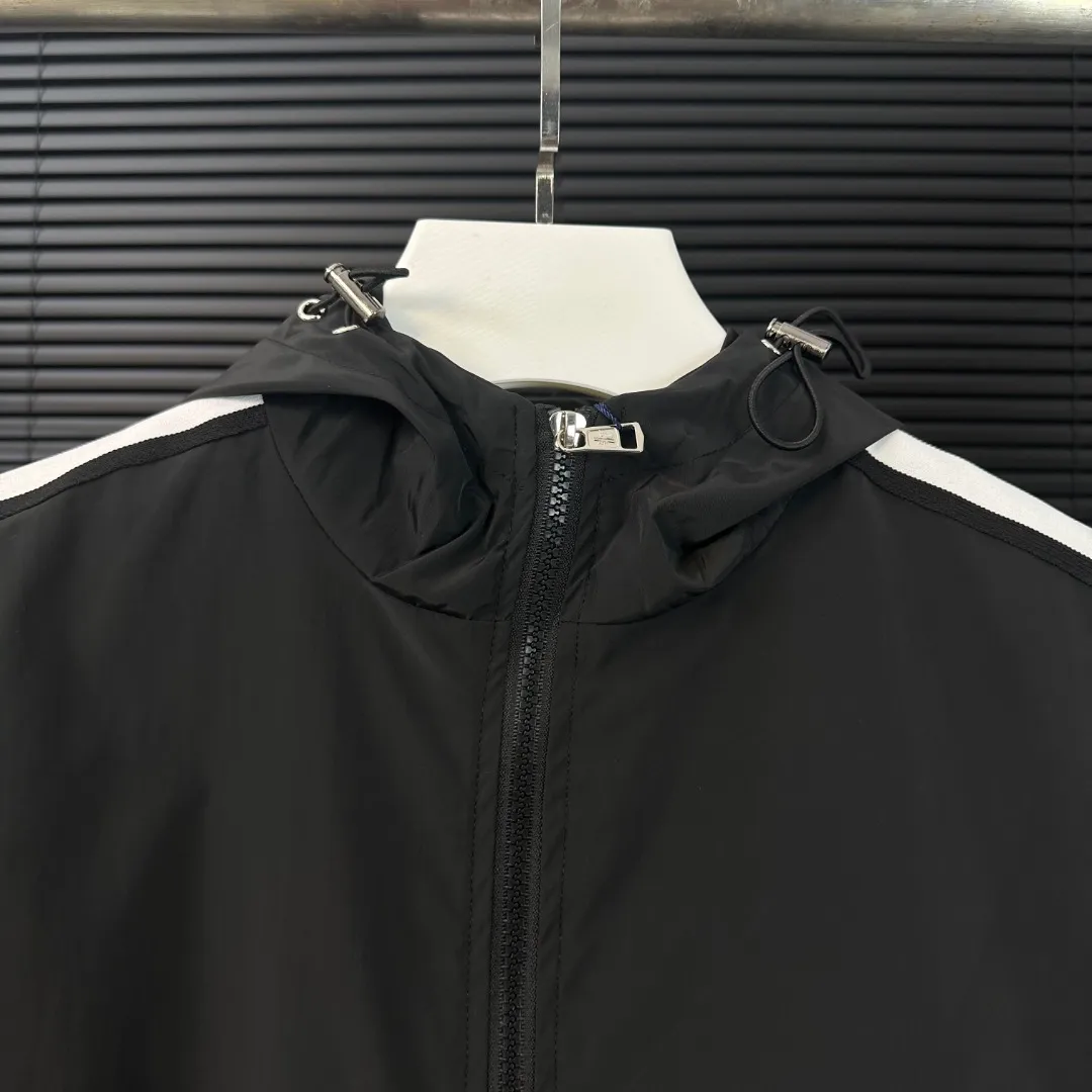 P280 Moncler Mouth Mouth 2025 Autumn and Winter New Style Hooded Jacket White Sleeve Ribbon Badge Embroidery Official Website Synchronization Original Customized Hardware Zipper Neat Alignment Perfect Upper Body Effect Men's Casual Jacket Color: Black Size: M-3XL