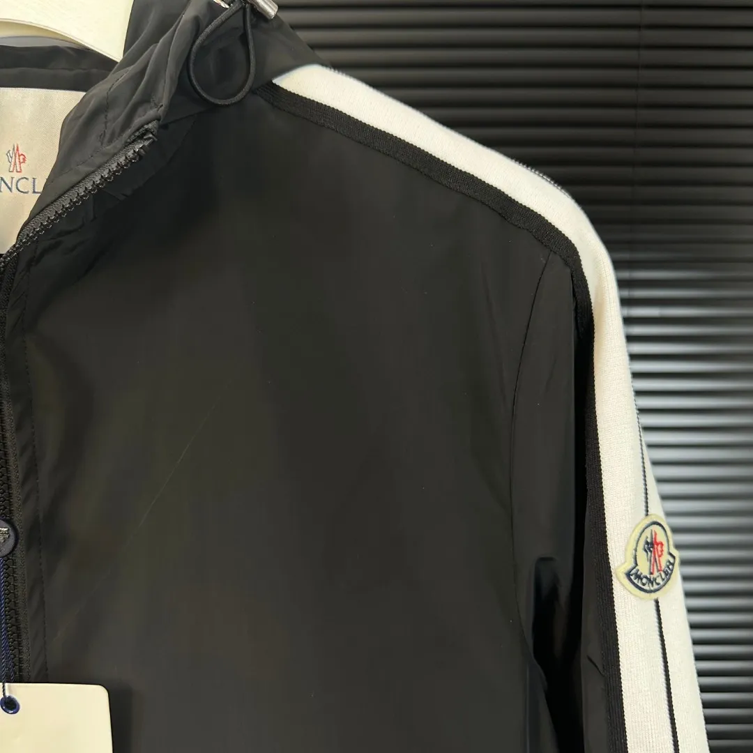 P280 Moncler Mouth Mouth 2025 Autumn and Winter New Style Hooded Jacket White Sleeve Ribbon Badge Embroidery Official Website Synchronization Original Customized Hardware Zipper Neat Alignment Perfect Upper Body Effect Men's Casual Jacket Color: Black Size: M-3XL