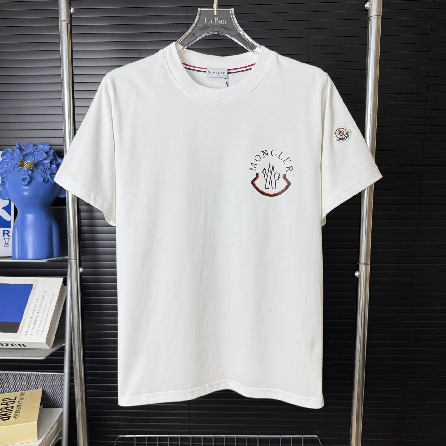 P170 A242 (Long-term replenishment, arrival the next day) MONCLER/mask color matching two-color letter LOGO round neck short-sleeved T-shirt exclusive first launch high-definition The fabric is made of 300 grams of heavyweight pure cotton, customized with 32 counts of double thread, and washed twice for ready-to-wear. The fabric is comfortable and skin-friendly. It is custom-dyed fabric with high textile density and good drape. It is not easy to deform or shrink. The thick texture and compact spinning process will not affect the breathability of the fabric. The color saturation is very high. Imported Tajima embroidery technology has a good upper body effect. It is a versatile and good-looking short sleeve. The loose version covers the flesh and makes you slim. Size: S~XL Color: white black