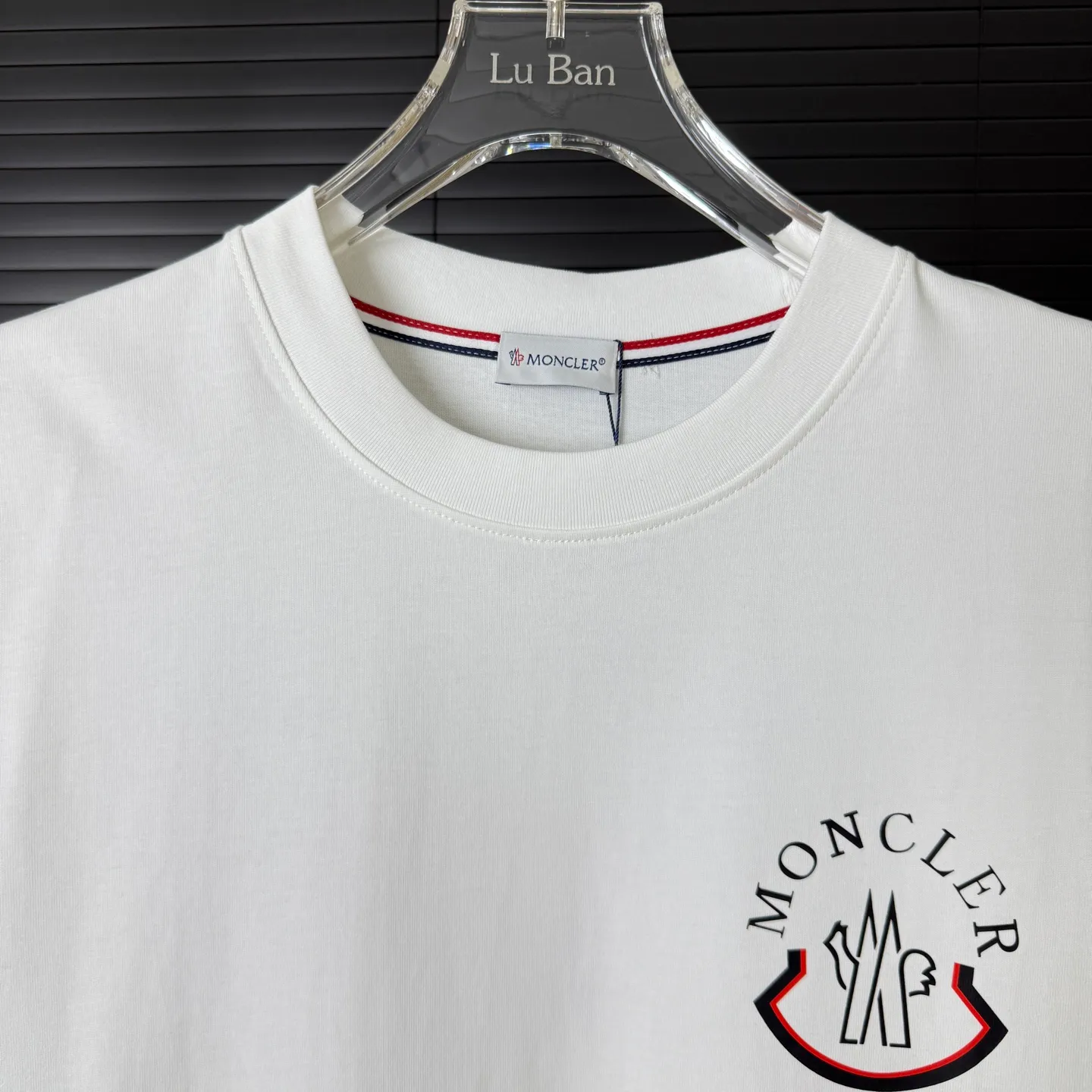 P170 A242 (Long-term replenishment, arrival the next day) MONCLER/mask color matching two-color letter LOGO round neck short-sleeved T-shirt exclusive first launch high-definition The fabric is made of 300 grams of heavyweight pure cotton, customized with 32 counts of double thread, and washed twice for ready-to-wear. The fabric is comfortable and skin-friendly. It is custom-dyed fabric with high textile density and good drape. It is not easy to deform or shrink. The thick texture and compact spinning process will not affect the breathability of the fabric. The color saturation is very high. Imported Tajima embroidery technology has a good upper body effect. It is a versatile and good-looking short sleeve. The loose version covers the flesh and makes you slim. Size: S~XL Color: white black