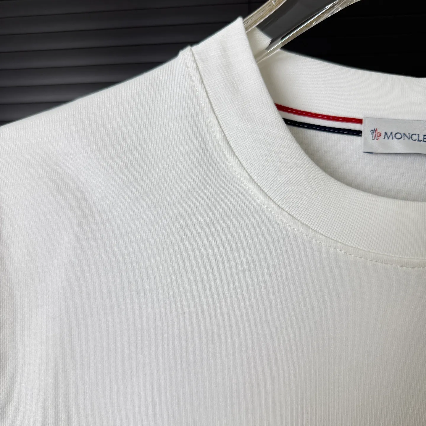 P170 A242 (Long-term replenishment, arrival the next day) MONCLER/mask color matching two-color letter LOGO round neck short-sleeved T-shirt exclusive first launch high-definition The fabric is made of 300 grams of heavyweight pure cotton, customized with 32 counts of double thread, and washed twice for ready-to-wear. The fabric is comfortable and skin-friendly. It is custom-dyed fabric with high textile density and good drape. It is not easy to deform or shrink. The thick texture and compact spinning process will not affect the breathability of the fabric. The color saturation is very high. Imported Tajima embroidery technology has a good upper body effect. It is a versatile and good-looking short sleeve. The loose version covers the flesh and makes you slim. Size: S~XL Color: white black