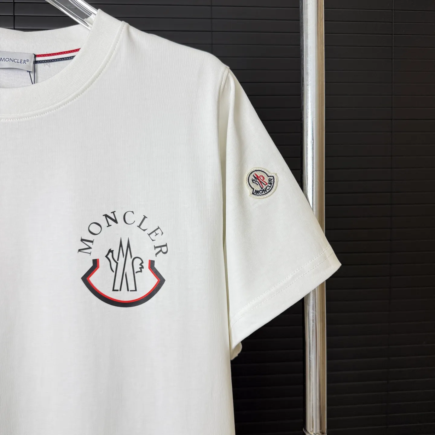 P170 A242 (Long-term replenishment, arrival the next day) MONCLER/mask color matching two-color letter LOGO round neck short-sleeved T-shirt exclusive first launch high-definition The fabric is made of 300 grams of heavyweight pure cotton, customized with 32 counts of double thread, and washed twice for ready-to-wear. The fabric is comfortable and skin-friendly. It is custom-dyed fabric with high textile density and good drape. It is not easy to deform or shrink. The thick texture and compact spinning process will not affect the breathability of the fabric. The color saturation is very high. Imported Tajima embroidery technology has a good upper body effect. It is a versatile and good-looking short sleeve. The loose version covers the flesh and makes you slim. Size: S~XL Color: white black