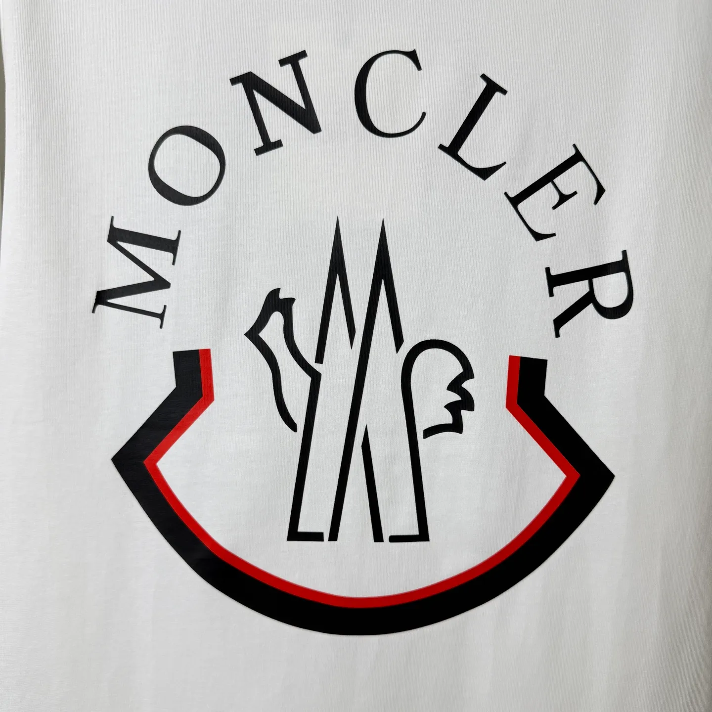 P170 A242 (Long-term replenishment, arrival the next day) MONCLER/mask color matching two-color letter LOGO round neck short-sleeved T-shirt exclusive first launch high-definition The fabric is made of 300 grams of heavyweight pure cotton, customized with 32 counts of double thread, and washed twice for ready-to-wear. The fabric is comfortable and skin-friendly. It is custom-dyed fabric with high textile density and good drape. It is not easy to deform or shrink. The thick texture and compact spinning process will not affect the breathability of the fabric. The color saturation is very high. Imported Tajima embroidery technology has a good upper body effect. It is a versatile and good-looking short sleeve. The loose version covers the flesh and makes you slim. Size: S~XL Color: white black
