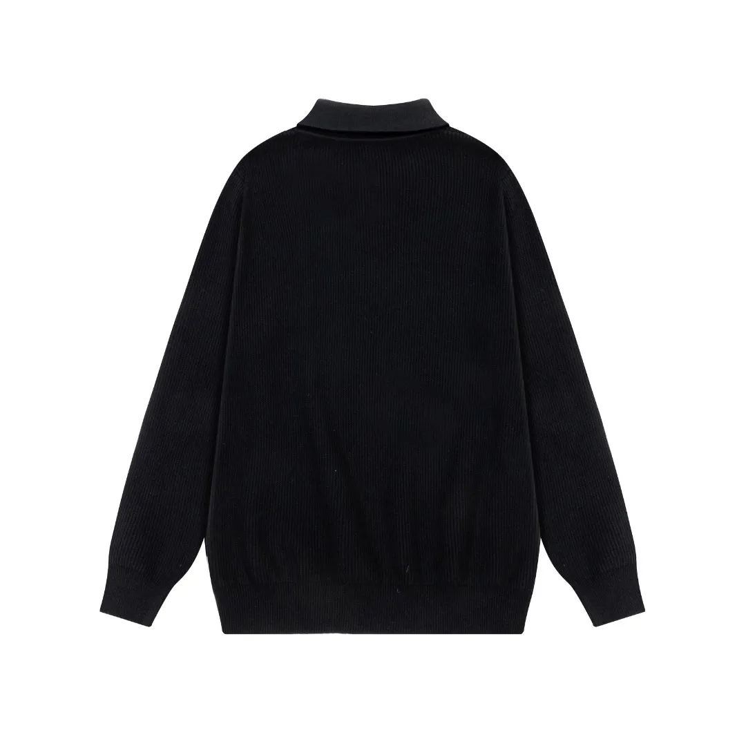 P250 Moncler masked zipper lapel sweater, the latest 2025 casual Polo wool sweater.  The texture is delicate, soft and comfortable, skin-friendly and warm, not easy to deform, simple and high-end style, and the logo on the chest is very exquisite and perfect! The upper body effect is very strong 👍 Color: black, gray Size: S-XL