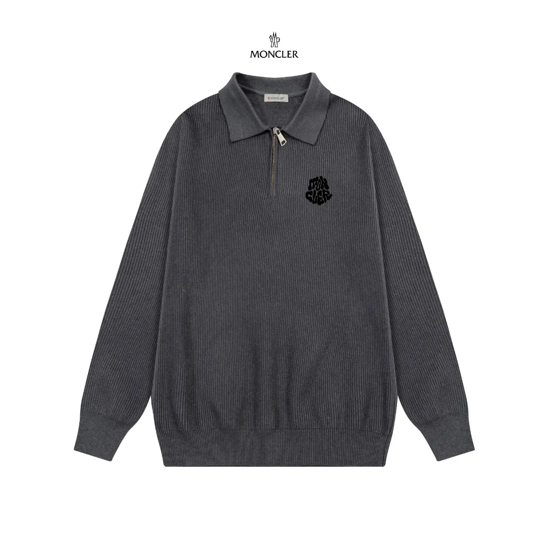 P250 Moncler masked zipper lapel sweater, the latest 2025 casual Polo wool sweater.  The texture is delicate, soft and comfortable, skin-friendly and warm, not easy to deform, simple and high-end style, and the logo on the chest is very exquisite and perfect! The upper body effect is very strong 👍 Color: black, gray Size: S-XL