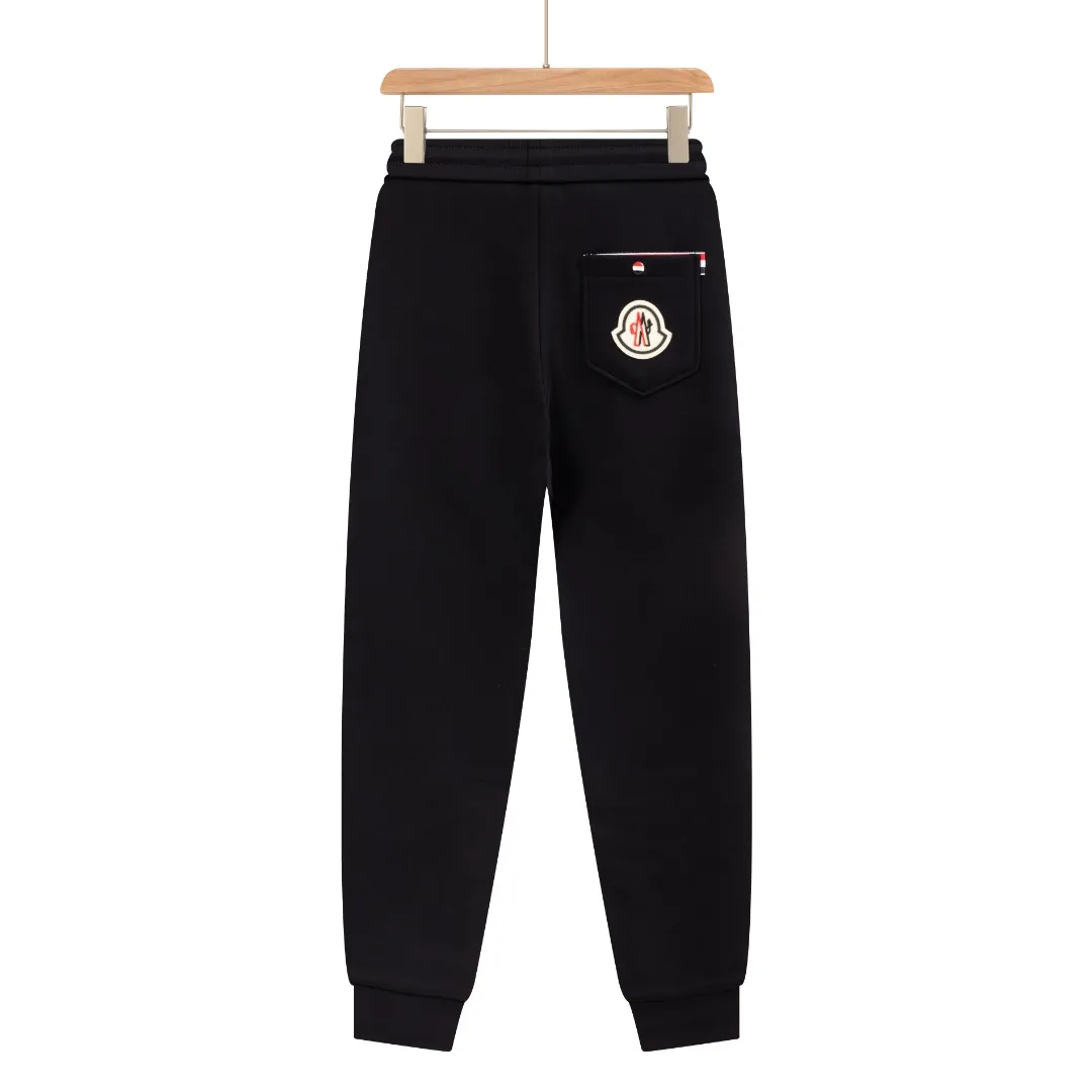 P290 Moncler 25 new autumn trousers European trade channels, direct delivery from Italian overseas warehouses, limited sales of overseas boutiques.  25SS new casual and fashionable sweatpants. This sweatpants adopts the design of big brands to create a fashionable trend. The details are exquisitely processed, showing super high quality.  The pants are embellished with iconic brand logos to highlight the brand style and create a fashionable and diverse look. Carefully crafted from 100% imported fabrics, they are soft and comfortable, and are skin-friendly and warm. They are a pair of pants that are comfortable both at home and when going out. You can just wear a jacket and a sweater to go out~ Color: Black Size: M L XL 2XL 3XL