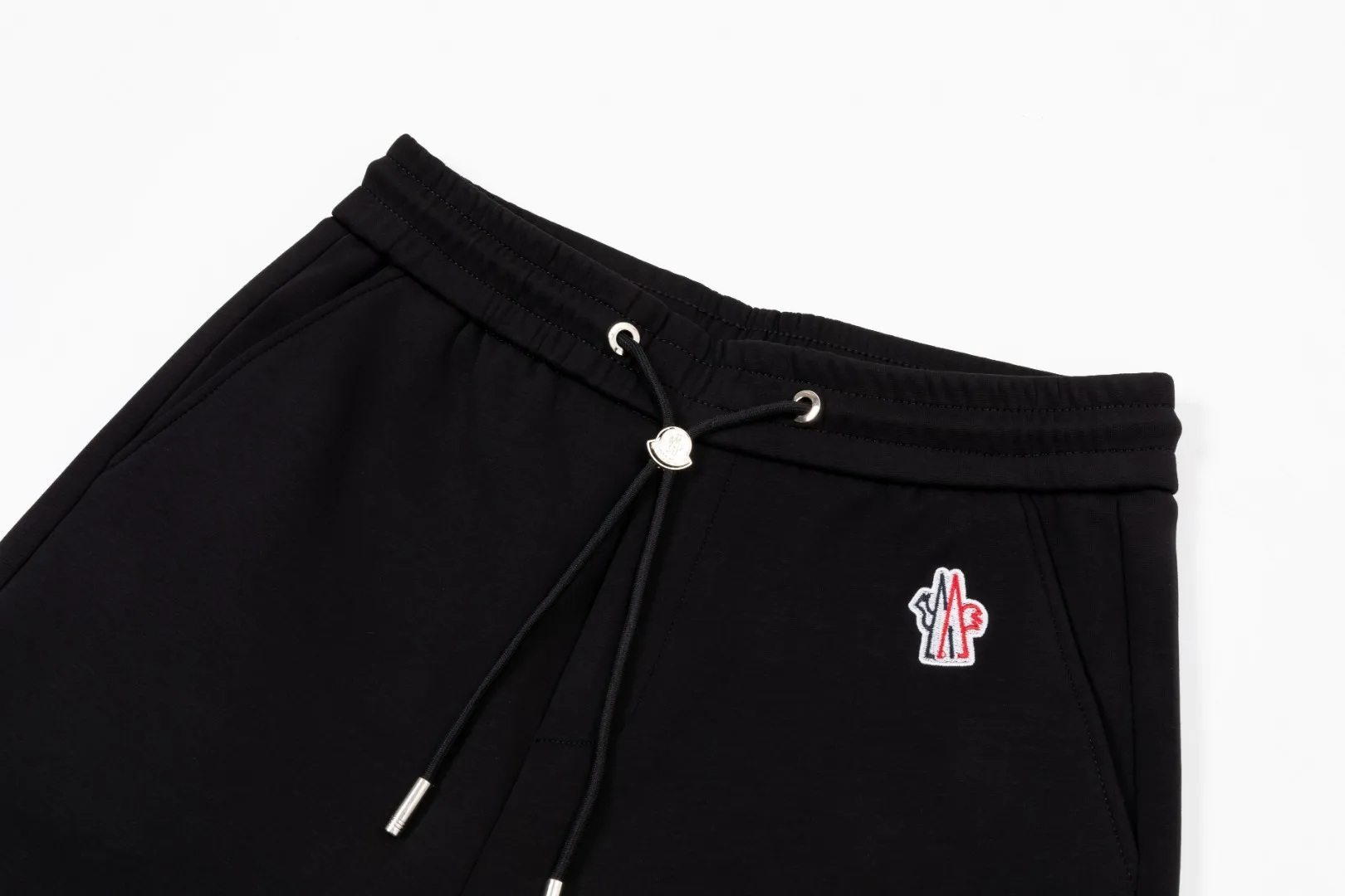 P290 Moncler 25 new autumn trousers European trade channels, direct delivery from Italian overseas warehouses, limited sales of overseas boutiques.  25SS new casual and fashionable sweatpants. This sweatpants adopts the design of big brands to create a fashionable trend. The details are exquisitely processed, showing super high quality.  The pants are embellished with iconic brand logos to highlight the brand style and create a fashionable and diverse look. Carefully crafted from 100% imported fabrics, they are soft and comfortable, and are skin-friendly and warm. They are a pair of pants that are comfortable both at home and when going out. You can just wear a jacket and a sweater to go out~ Color: Black Size: M L XL 2XL 3XL