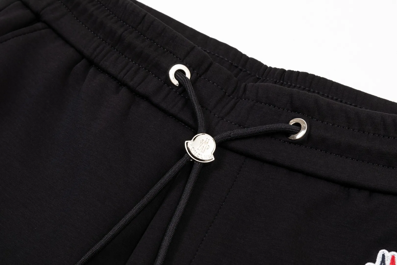 P290 Moncler 25 new autumn trousers European trade channels, direct delivery from Italian overseas warehouses, limited sales of overseas boutiques.  25SS new casual and fashionable sweatpants. This sweatpants adopts the design of big brands to create a fashionable trend. The details are exquisitely processed, showing super high quality.  The pants are embellished with iconic brand logos to highlight the brand style and create a fashionable and diverse look. Carefully crafted from 100% imported fabrics, they are soft and comfortable, and are skin-friendly and warm. They are a pair of pants that are comfortable both at home and when going out. You can just wear a jacket and a sweater to go out~ Color: Black Size: M L XL 2XL 3XL