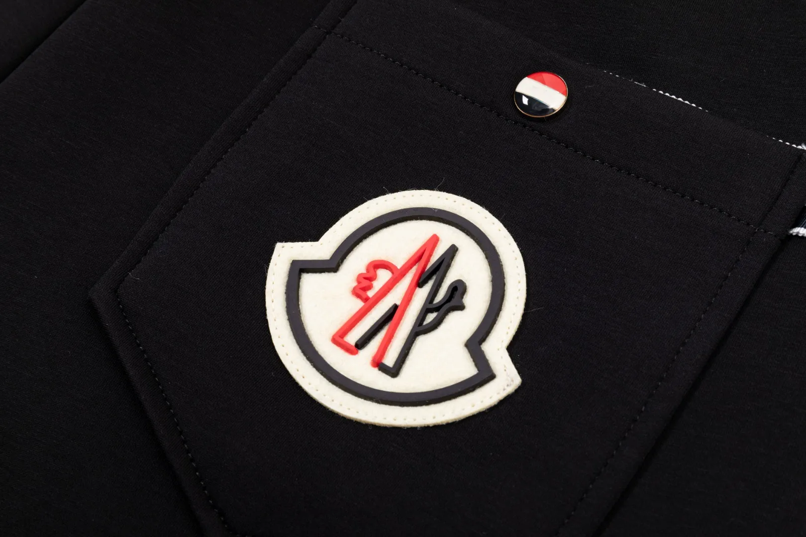 P290 Moncler 25 new autumn trousers European trade channels, direct delivery from Italian overseas warehouses, limited sales of overseas boutiques.  25SS new casual and fashionable sweatpants. This sweatpants adopts the design of big brands to create a fashionable trend. The details are exquisitely processed, showing super high quality.  The pants are embellished with iconic brand logos to highlight the brand style and create a fashionable and diverse look. Carefully crafted from 100% imported fabrics, they are soft and comfortable, and are skin-friendly and warm. They are a pair of pants that are comfortable both at home and when going out. You can just wear a jacket and a sweater to go out~ Color: Black Size: M L XL 2XL 3XL