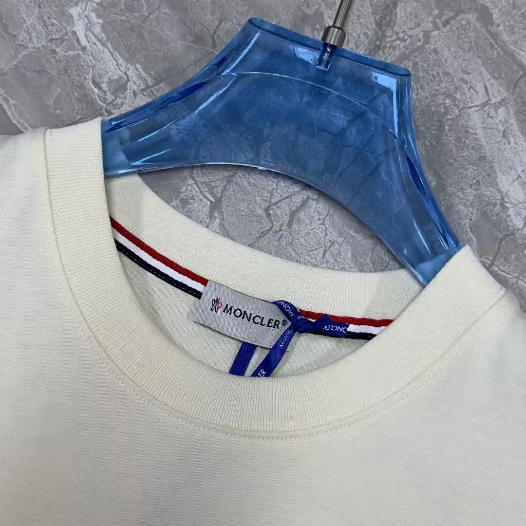 P140 Upgraded version "Mobile phone smart sensor ~ NFC chip armband ~ Direct access to the official website for anti-counterfeiting" "Moncler ~ Mouth Mouth" 2025 new high-quality round neck short-sleeved T-shirt. The cuffs have imported embroidered labels. Customized dyeing, very comfortable to touch. Super versatile and good-looking short-sleeved. Complete with three labels. Non-market ordinary version. Feel free to compare. Quality is absolutely guaranteed! ‼ First of all, this original fabric is all custom-woven with 32-count double yarn fabric, 250G, and the weight is the same‼ Fine workmanship, double waistcoat method, double waistcoat method, double waistcoat method makes the whole dress more three-dimensional, which is not a craft that ordinary T-shirts can achieve🤪 Size: S-M-L-XL-2XL Color: black, white, apricot, same style for men and women