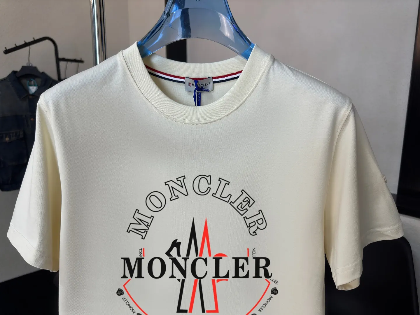 P140 Upgraded version "Mobile phone smart sensor ~ NFC chip armband ~ Direct access to the official website for anti-counterfeiting" "Moncler ~ Mouth Mouth" 2025 new high-quality round neck short-sleeved T-shirt. The cuffs have imported embroidered labels. Customized dyeing, very comfortable to touch. Super versatile and good-looking short-sleeved. Complete with three labels. Non-market ordinary version. Feel free to compare. Quality is absolutely guaranteed! ‼ First of all, this original fabric is all custom-woven with 32-count double yarn fabric, 250G, and the weight is the same‼ Fine workmanship, double waistcoat method, double waistcoat method, double waistcoat method makes the whole dress more three-dimensional, which is not a craft that ordinary T-shirts can achieve🤪 Size: S-M-L-XL-2XL Color: black, white, apricot, same style for men and women