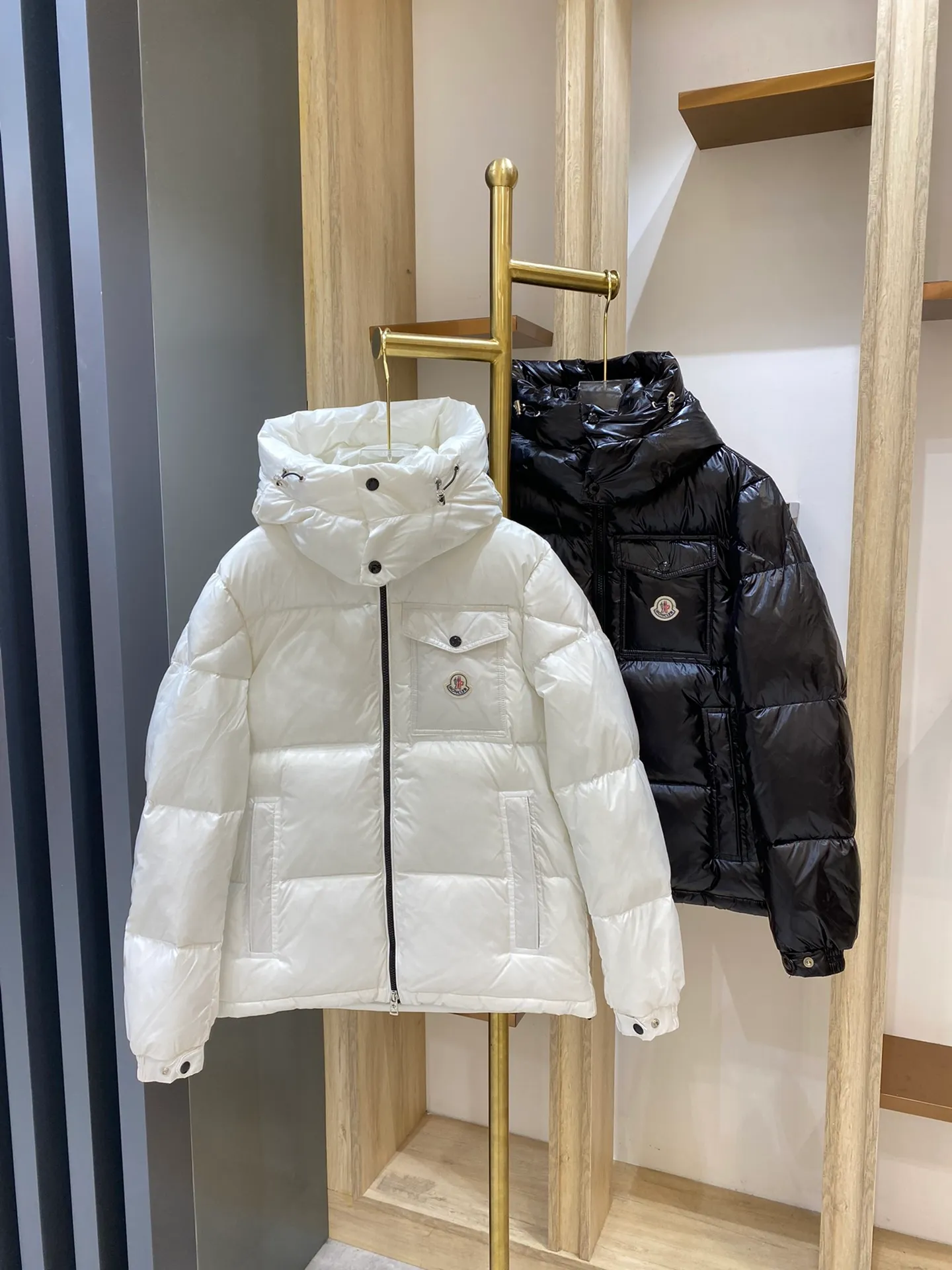 P680 ——🔜Moncler red, white and blue striped hooded vest. This down vest is really nothing to say! 🤐 Every detail is worthy of your careful consideration! In addition to retaining its powerful down craftsmanship, the placket adds a fashionable element of red, white and blue strips to add highlights!  The outer fabric is imported nylon, which is really, really soft! The down inside is filled with 90% duck down🦆. The down is large, delicate and stemless, and you won’t feel any lumps when you press it!  📶All hardware accessories are customized by customers. There are no defects in the hardware. The logo engraving is very delicate and smooth. It will definitely beat the market products! Paired with ykk zippers, it is durable and every detail reveals the brand's quality!  The style is very correct and can be used by both men and women, no one is picky. Everyone on earth knows about Fa Meng’s stuff! 🌐 I won’t say much, just take a look at the real-life details to experience the product❗ Number of yards: 1 2 3 4 5 black white 2️⃣ individual colors