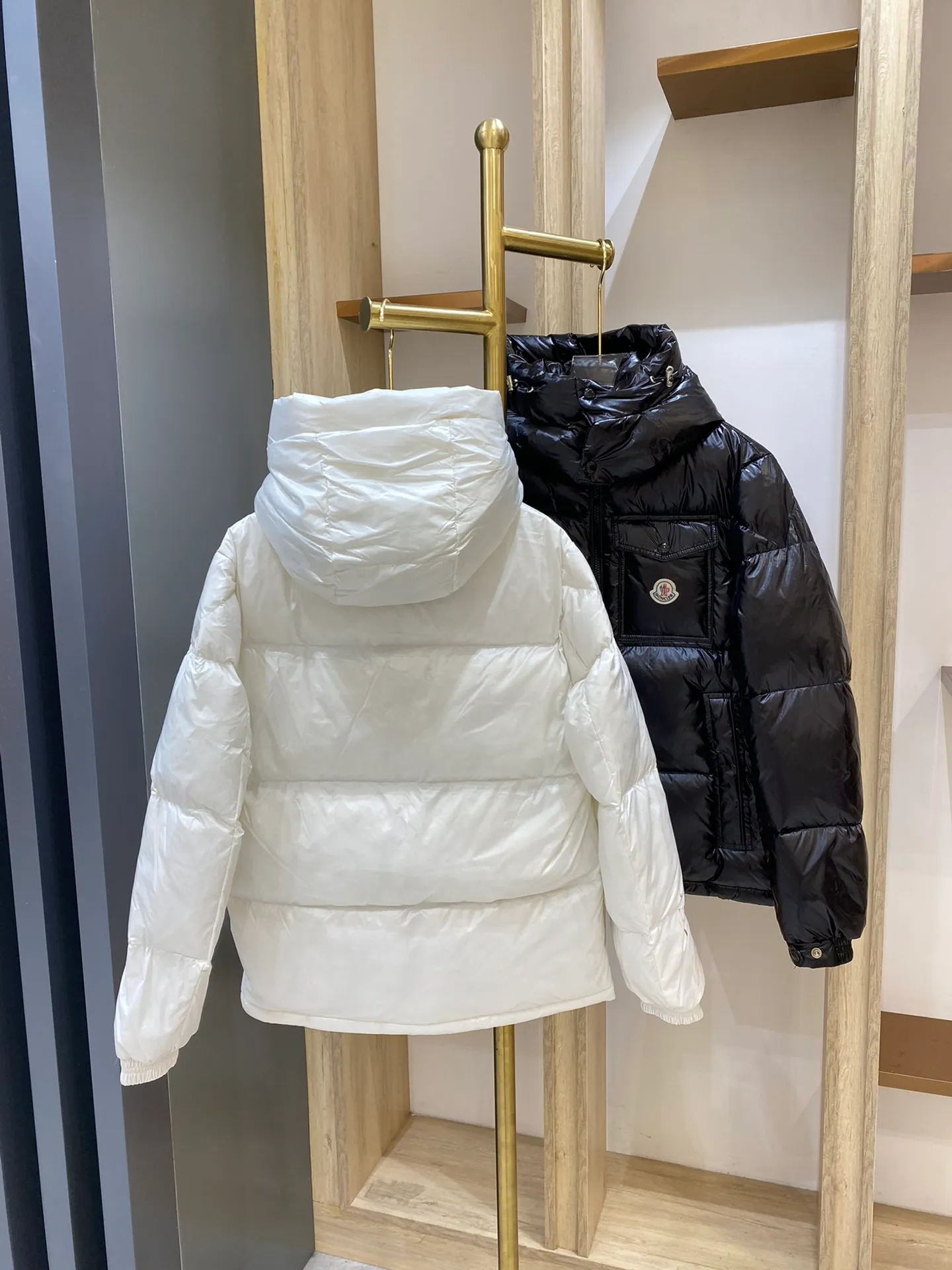 P680 ——🔜Moncler red, white and blue striped hooded vest. This down vest is really nothing to say! 🤐 Every detail is worthy of your careful consideration! In addition to retaining its powerful down craftsmanship, the placket adds a fashionable element of red, white and blue strips to add highlights!  The outer fabric is imported nylon, which is really, really soft! The down inside is filled with 90% duck down🦆. The down is large, delicate and stemless, and you won’t feel any lumps when you press it!  📶All hardware accessories are customized by customers. There are no defects in the hardware. The logo engraving is very delicate and smooth. It will definitely beat the market products! Paired with ykk zippers, it is durable and every detail reveals the brand's quality!  The style is very correct and can be used by both men and women, no one is picky. Everyone on earth knows about Fa Meng’s stuff! 🌐 I won’t say much, just take a look at the real-life details to experience the product❗ Number of yards: 1 2 3 4 5 black white 2️⃣ individual colors