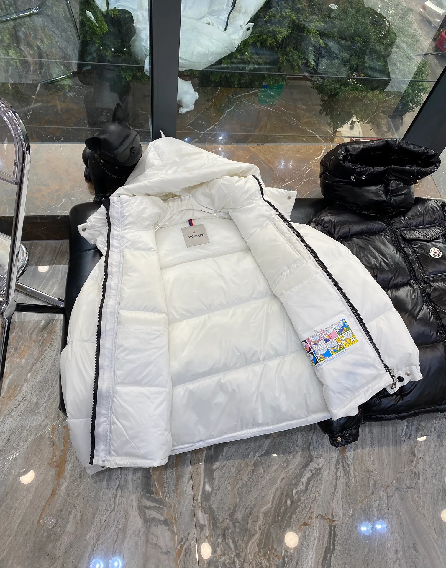P680 ——🔜Moncler red, white and blue striped hooded vest. This down vest is really nothing to say! 🤐 Every detail is worthy of your careful consideration! In addition to retaining its powerful down craftsmanship, the placket adds a fashionable element of red, white and blue strips to add highlights!  The outer fabric is imported nylon, which is really, really soft! The down inside is filled with 90% duck down🦆. The down is large, delicate and stemless, and you won’t feel any lumps when you press it!  📶All hardware accessories are customized by customers. There are no defects in the hardware. The logo engraving is very delicate and smooth. It will definitely beat the market products! Paired with ykk zippers, it is durable and every detail reveals the brand's quality!  The style is very correct and can be used by both men and women, no one is picky. Everyone on earth knows about Fa Meng’s stuff! 🌐 I won’t say much, just take a look at the real-life details to experience the product❗ Number of yards: 1 2 3 4 5 black white 2️⃣ individual colors