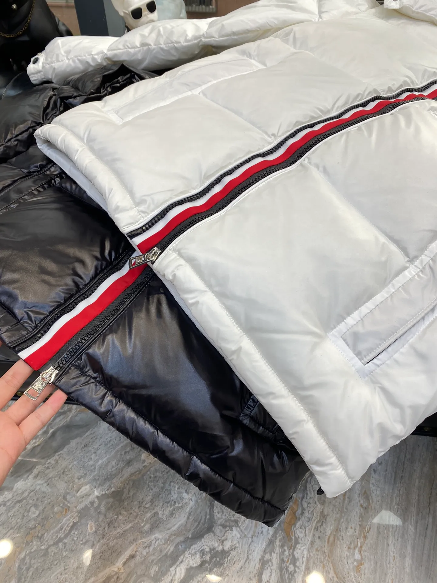 P680 ——🔜Moncler red, white and blue striped hooded vest. This down vest is really nothing to say! 🤐 Every detail is worthy of your careful consideration! In addition to retaining its powerful down craftsmanship, the placket adds a fashionable element of red, white and blue strips to add highlights!  The outer fabric is imported nylon, which is really, really soft! The down inside is filled with 90% duck down🦆. The down is large, delicate and stemless, and you won’t feel any lumps when you press it!  📶All hardware accessories are customized by customers. There are no defects in the hardware. The logo engraving is very delicate and smooth. It will definitely beat the market products! Paired with ykk zippers, it is durable and every detail reveals the brand's quality!  The style is very correct and can be used by both men and women, no one is picky. Everyone on earth knows about Fa Meng’s stuff! 🌐 I won’t say much, just take a look at the real-life details to experience the product❗ Number of yards: 1 2 3 4 5 black white 2️⃣ individual colors