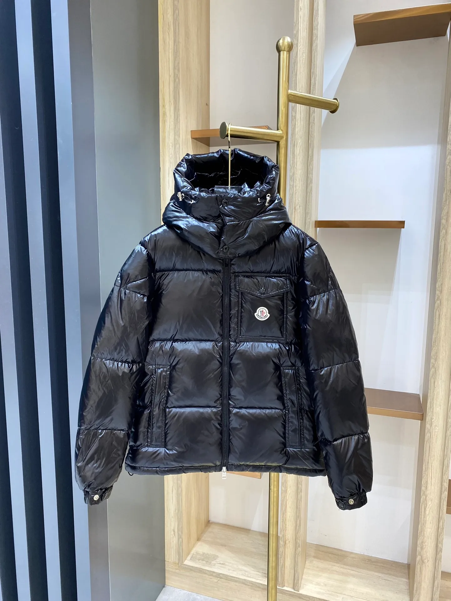 P680 ——🔜Moncler red, white and blue striped hooded vest. This down vest is really nothing to say! 🤐 Every detail is worthy of your careful consideration! In addition to retaining its powerful down craftsmanship, the placket adds a fashionable element of red, white and blue strips to add highlights!  The outer fabric is imported nylon, which is really, really soft! The down inside is filled with 90% duck down🦆. The down is large, delicate and stemless, and you won’t feel any lumps when you press it!  📶All hardware accessories are customized by customers. There are no defects in the hardware. The logo engraving is very delicate and smooth. It will definitely beat the market products! Paired with ykk zippers, it is durable and every detail reveals the brand's quality!  The style is very correct and can be used by both men and women, no one is picky. Everyone on earth knows about Fa Meng’s stuff! 🌐 I won’t say much, just take a look at the real-life details to experience the product❗ Number of yards: 1 2 3 4 5 black white 2️⃣ individual colors