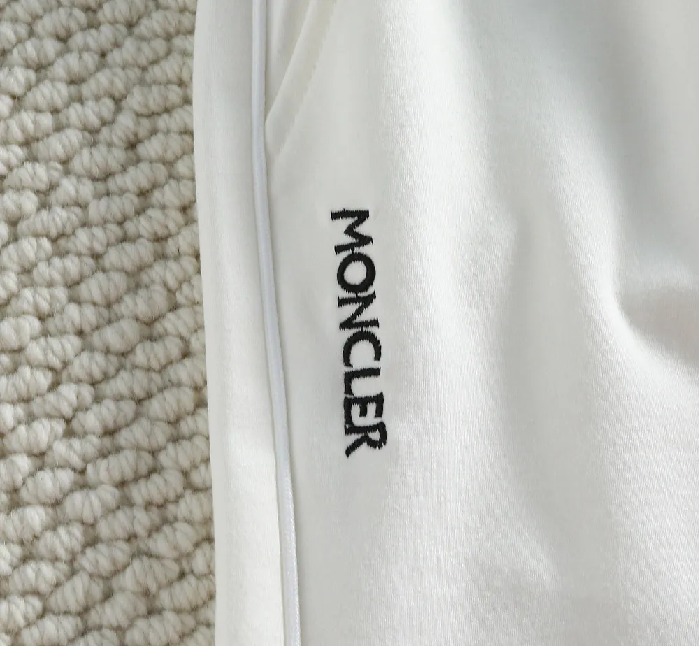 P210 🌸🌸 Moncler 2025 spring and summer new trousers [knitted trousers] feel comfortable to wear, low-key yet luxurious, very high-end, with pockets designed to be fashionable and high-end. Needless to say, the trousers style and tailoring needless to say, the upper body is exquisite and vivid. Really first-class and top-quality materials. Really top-level casual pants and elastic pants, of outstanding quality. After heavy washing, the trousers are very soft and not picky. The upper body is absolutely stylish. Extremely luxurious. Size:M-4XL