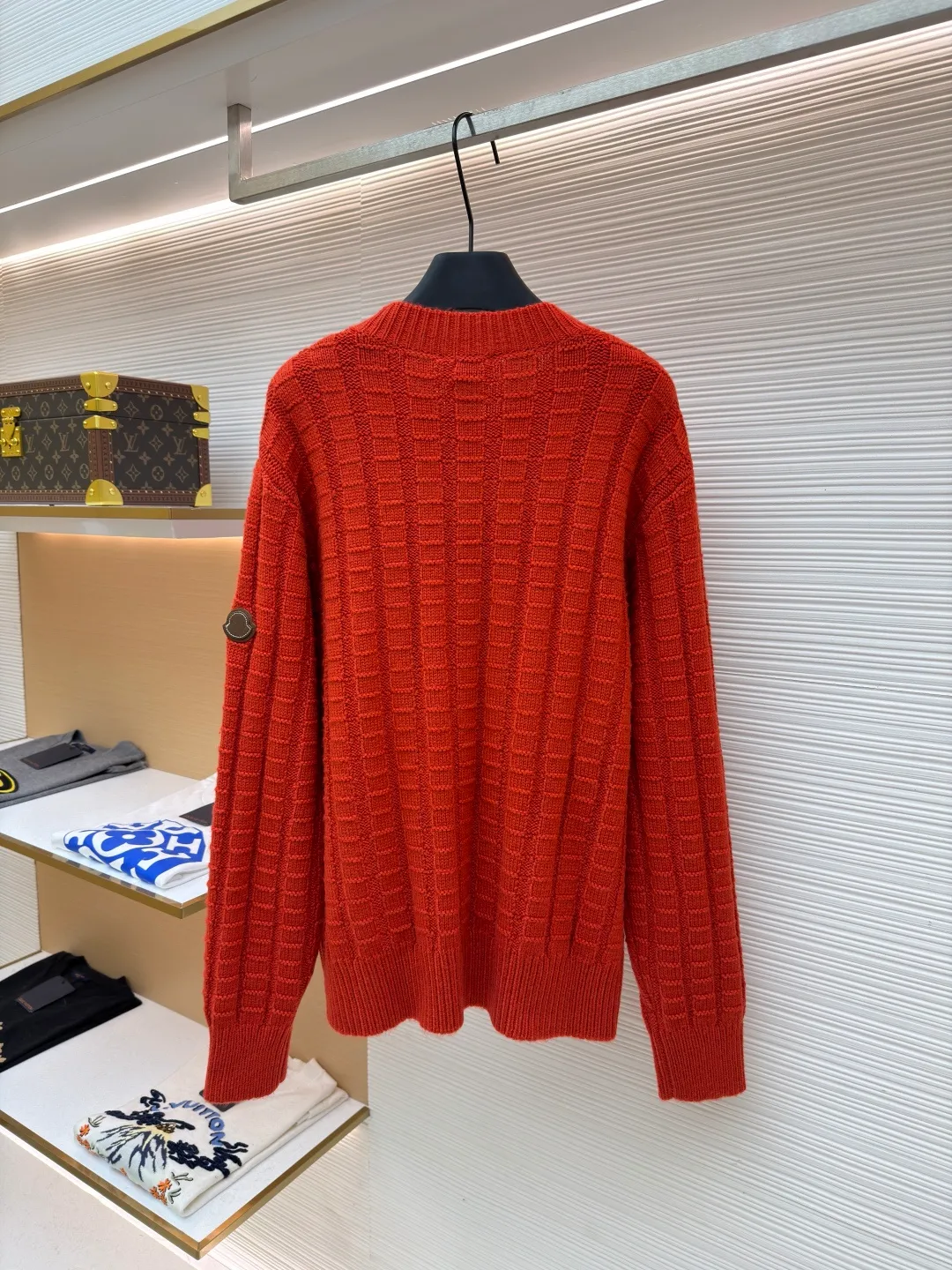 P430 Moncler embossed knitted logo sweater ●Original version: purchased and developed for 7500 ●Item number: 1682209-A85 ●Fabric: wool blended fabric ●Technology: embossed longitudinal weaving ●Color: Orange ●Version: Fitted version ●Weight: about 705 grams ●Size: S-M-L-XL ●Description: Custom-woven engraved wool texture material, soft and delicate, comfortable and close to the skin, with high saturation of true red as the background color Cut through the dullness of winter and make every inch of fabric an annotation of power aesthetics. Using three-dimensional textures as brushstrokes, the entire relief weaving reconstructs the dimension of knitting aesthetics. It creates a light and dark gradient texture halo as the human body moves. The iconic Moncler logo embroidered logo decorates the sleeves. It is highly recognizable. The power aesthetics is hidden in the hedging of hardness and softness. The ultimate expression of elegance. There is no need to deliberately create your own style. The whole piece is embossed longitudinal grain knitting. By changing the stitching method and the fabric tissue change, the longitudinal grains are presented with a relief effect that is raised on the surface of the sweater by changing the stitching method and the density of the fabric. The vertical grains are undulating and the thread structure is formed. By changing the stitching method and the arrangement of the yarn during the knitting process, the yarn is distributed in a curved shape in the fabric, and the garment washing water is softened and deodorized. The clothes are deeply cleaned and deodorized through professional washing equipment and specific detergents. Improves the feel and appearance of clothing. The overall wiring is straight and delicate, the fabric is comfortable and soft, and the color is consistent without color difference. It can be matched with the same style to create a fashionable look and control various occasions. Customized accessories, complete with three standards, same style for men and women!