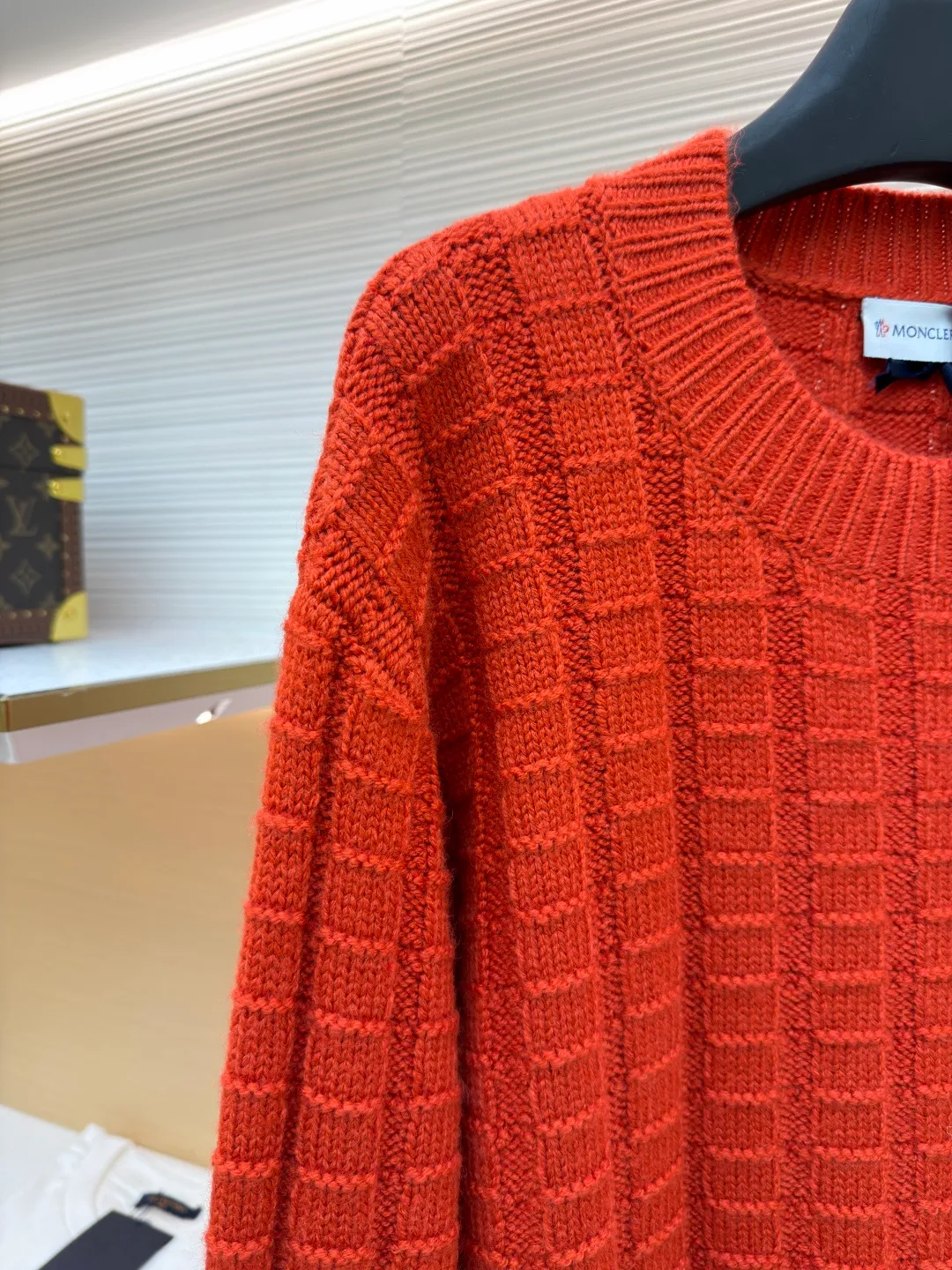 P430 Moncler embossed knitted logo sweater ●Original version: purchased and developed for 7500 ●Item number: 1682209-A85 ●Fabric: wool blended fabric ●Technology: embossed longitudinal weaving ●Color: Orange ●Version: Fitted version ●Weight: about 705 grams ●Size: S-M-L-XL ●Description: Custom-woven engraved wool texture material, soft and delicate, comfortable and close to the skin, with high saturation of true red as the background color Cut through the dullness of winter and make every inch of fabric an annotation of power aesthetics. Using three-dimensional textures as brushstrokes, the entire relief weaving reconstructs the dimension of knitting aesthetics. It creates a light and dark gradient texture halo as the human body moves. The iconic Moncler logo embroidered logo decorates the sleeves. It is highly recognizable. The power aesthetics is hidden in the hedging of hardness and softness. The ultimate expression of elegance. There is no need to deliberately create your own style. The whole piece is embossed longitudinal grain knitting. By changing the stitching method and the fabric tissue change, the longitudinal grains are presented with a relief effect that is raised on the surface of the sweater by changing the stitching method and the density of the fabric. The vertical grains are undulating and the thread structure is formed. By changing the stitching method and the arrangement of the yarn during the knitting process, the yarn is distributed in a curved shape in the fabric, and the garment washing water is softened and deodorized. The clothes are deeply cleaned and deodorized through professional washing equipment and specific detergents. Improves the feel and appearance of clothing. The overall wiring is straight and delicate, the fabric is comfortable and soft, and the color is consistent without color difference. It can be matched with the same style to create a fashionable look and control various occasions. Customized accessories, complete with three standards, same style for men and women!
