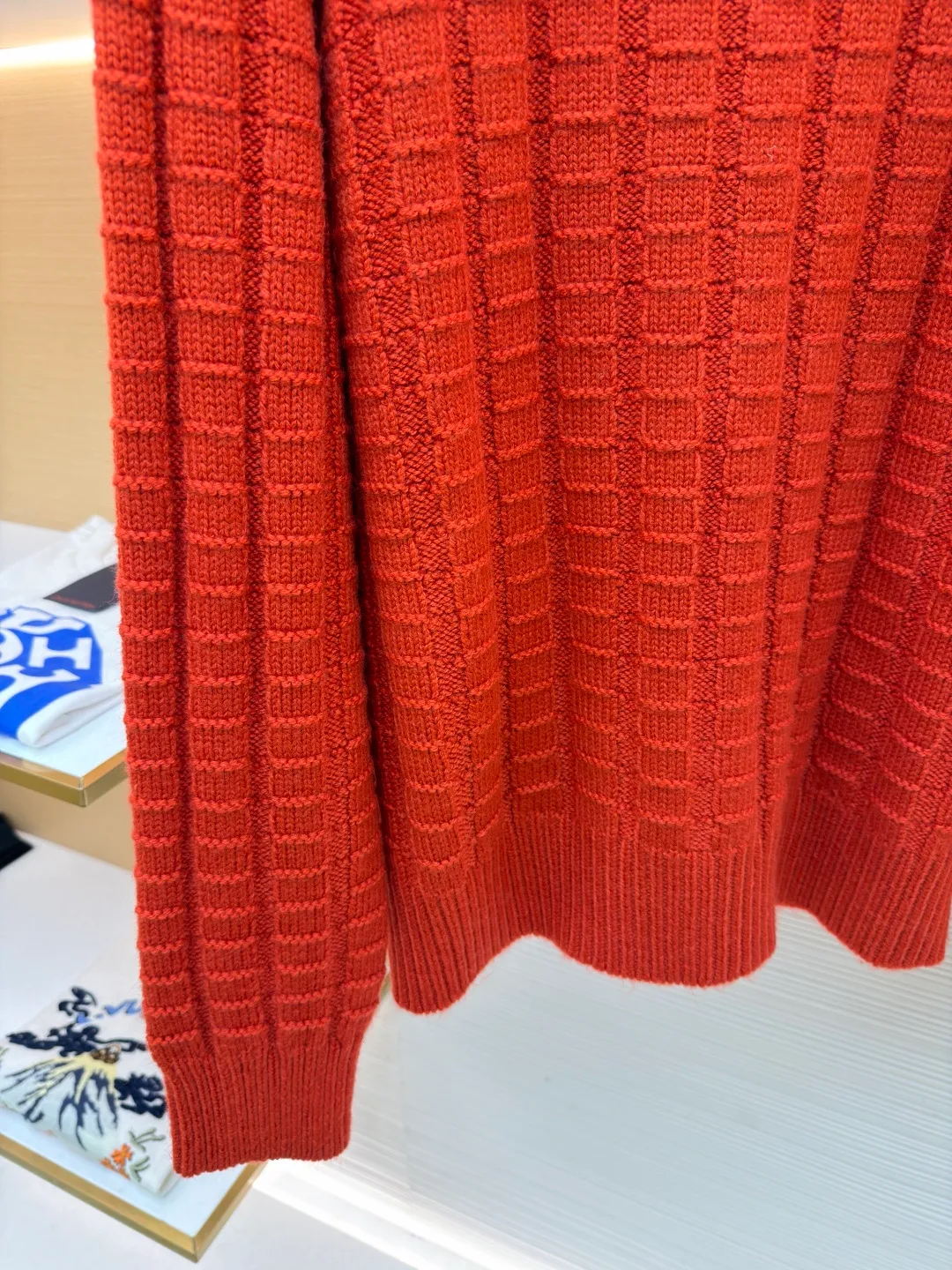 P430 Moncler embossed knitted logo sweater ●Original version: purchased and developed for 7500 ●Item number: 1682209-A85 ●Fabric: wool blended fabric ●Technology: embossed longitudinal weaving ●Color: Orange ●Version: Fitted version ●Weight: about 705 grams ●Size: S-M-L-XL ●Description: Custom-woven engraved wool texture material, soft and delicate, comfortable and close to the skin, with high saturation of true red as the background color Cut through the dullness of winter and make every inch of fabric an annotation of power aesthetics. Using three-dimensional textures as brushstrokes, the entire relief weaving reconstructs the dimension of knitting aesthetics. It creates a light and dark gradient texture halo as the human body moves. The iconic Moncler logo embroidered logo decorates the sleeves. It is highly recognizable. The power aesthetics is hidden in the hedging of hardness and softness. The ultimate expression of elegance. There is no need to deliberately create your own style. The whole piece is embossed longitudinal grain knitting. By changing the stitching method and the fabric tissue change, the longitudinal grains are presented with a relief effect that is raised on the surface of the sweater by changing the stitching method and the density of the fabric. The vertical grains are undulating and the thread structure is formed. By changing the stitching method and the arrangement of the yarn during the knitting process, the yarn is distributed in a curved shape in the fabric, and the garment washing water is softened and deodorized. The clothes are deeply cleaned and deodorized through professional washing equipment and specific detergents. Improves the feel and appearance of clothing. The overall wiring is straight and delicate, the fabric is comfortable and soft, and the color is consistent without color difference. It can be matched with the same style to create a fashionable look and control various occasions. Customized accessories, complete with three standards, same style for men and women!