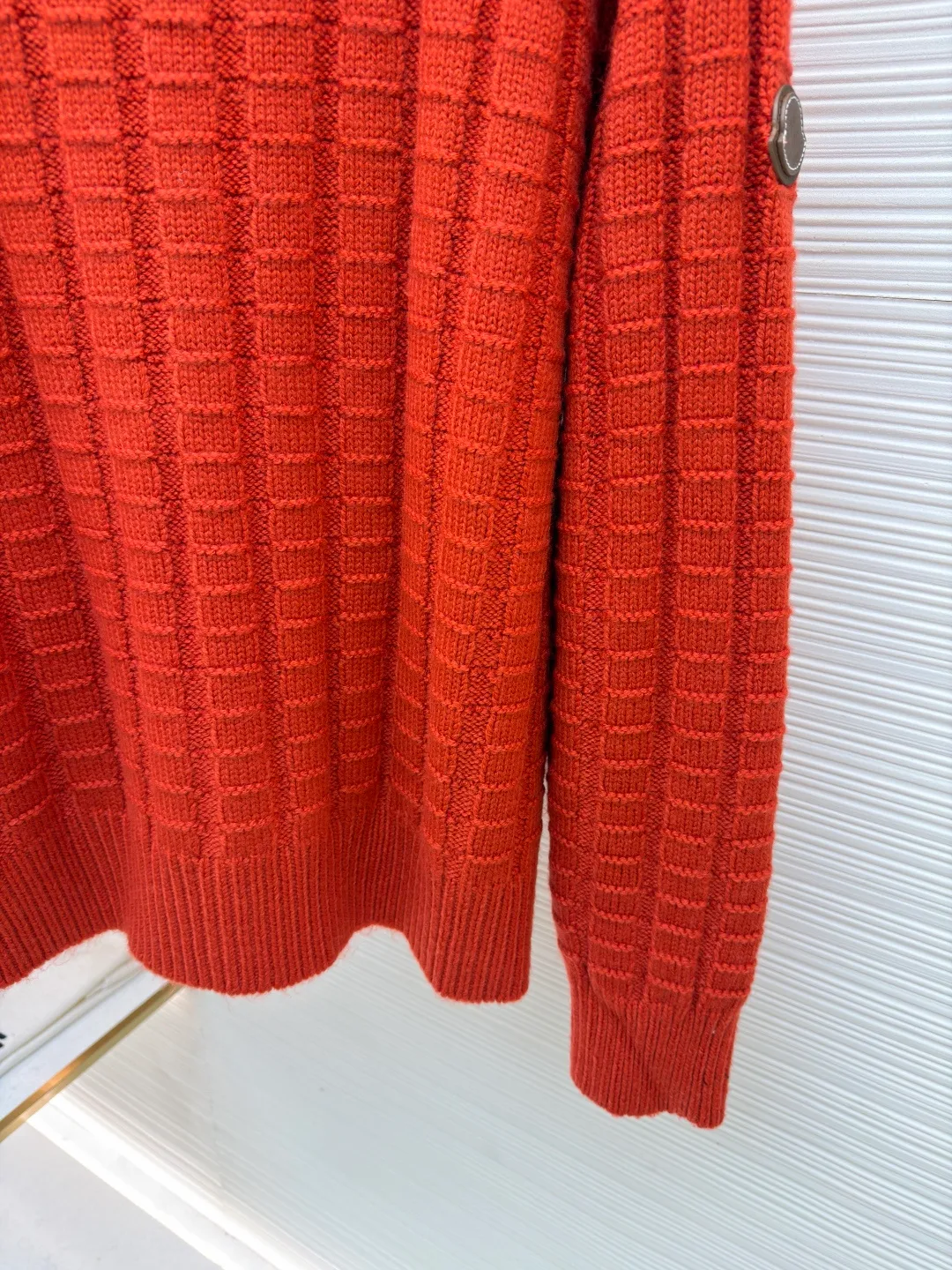P430 Moncler embossed knitted logo sweater ●Original version: purchased and developed for 7500 ●Item number: 1682209-A85 ●Fabric: wool blended fabric ●Technology: embossed longitudinal weaving ●Color: Orange ●Version: Fitted version ●Weight: about 705 grams ●Size: S-M-L-XL ●Description: Custom-woven engraved wool texture material, soft and delicate, comfortable and close to the skin, with high saturation of true red as the background color Cut through the dullness of winter and make every inch of fabric an annotation of power aesthetics. Using three-dimensional textures as brushstrokes, the entire relief weaving reconstructs the dimension of knitting aesthetics. It creates a light and dark gradient texture halo as the human body moves. The iconic Moncler logo embroidered logo decorates the sleeves. It is highly recognizable. The power aesthetics is hidden in the hedging of hardness and softness. The ultimate expression of elegance. There is no need to deliberately create your own style. The whole piece is embossed longitudinal grain knitting. By changing the stitching method and the fabric tissue change, the longitudinal grains are presented with a relief effect that is raised on the surface of the sweater by changing the stitching method and the density of the fabric. The vertical grains are undulating and the thread structure is formed. By changing the stitching method and the arrangement of the yarn during the knitting process, the yarn is distributed in a curved shape in the fabric, and the garment washing water is softened and deodorized. The clothes are deeply cleaned and deodorized through professional washing equipment and specific detergents. Improves the feel and appearance of clothing. The overall wiring is straight and delicate, the fabric is comfortable and soft, and the color is consistent without color difference. It can be matched with the same style to create a fashionable look and control various occasions. Customized accessories, complete with three standards, same style for men and women!
