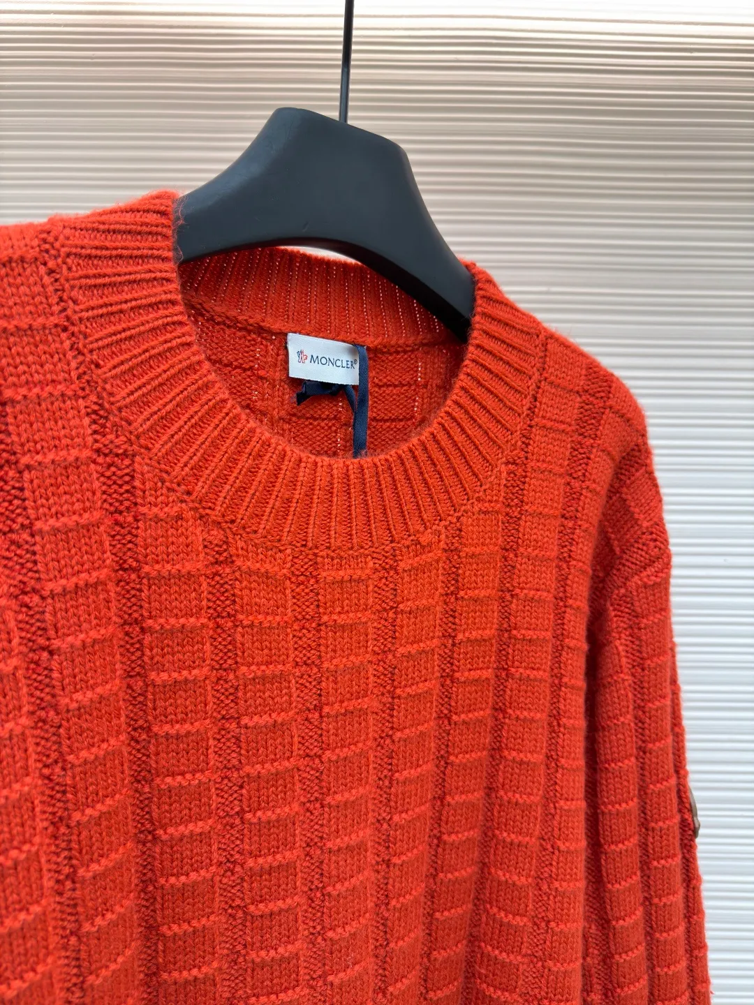 P430 Moncler embossed knitted logo sweater ●Original version: purchased and developed for 7500 ●Item number: 1682209-A85 ●Fabric: wool blended fabric ●Technology: embossed longitudinal weaving ●Color: Orange ●Version: Fitted version ●Weight: about 705 grams ●Size: S-M-L-XL ●Description: Custom-woven engraved wool texture material, soft and delicate, comfortable and close to the skin, with high saturation of true red as the background color Cut through the dullness of winter and make every inch of fabric an annotation of power aesthetics. Using three-dimensional textures as brushstrokes, the entire relief weaving reconstructs the dimension of knitting aesthetics. It creates a light and dark gradient texture halo as the human body moves. The iconic Moncler logo embroidered logo decorates the sleeves. It is highly recognizable. The power aesthetics is hidden in the hedging of hardness and softness. The ultimate expression of elegance. There is no need to deliberately create your own style. The whole piece is embossed longitudinal grain knitting. By changing the stitching method and the fabric tissue change, the longitudinal grains are presented with a relief effect that is raised on the surface of the sweater by changing the stitching method and the density of the fabric. The vertical grains are undulating and the thread structure is formed. By changing the stitching method and the arrangement of the yarn during the knitting process, the yarn is distributed in a curved shape in the fabric, and the garment washing water is softened and deodorized. The clothes are deeply cleaned and deodorized through professional washing equipment and specific detergents. Improves the feel and appearance of clothing. The overall wiring is straight and delicate, the fabric is comfortable and soft, and the color is consistent without color difference. It can be matched with the same style to create a fashionable look and control various occasions. Customized accessories, complete with three standards, same style for men and women!