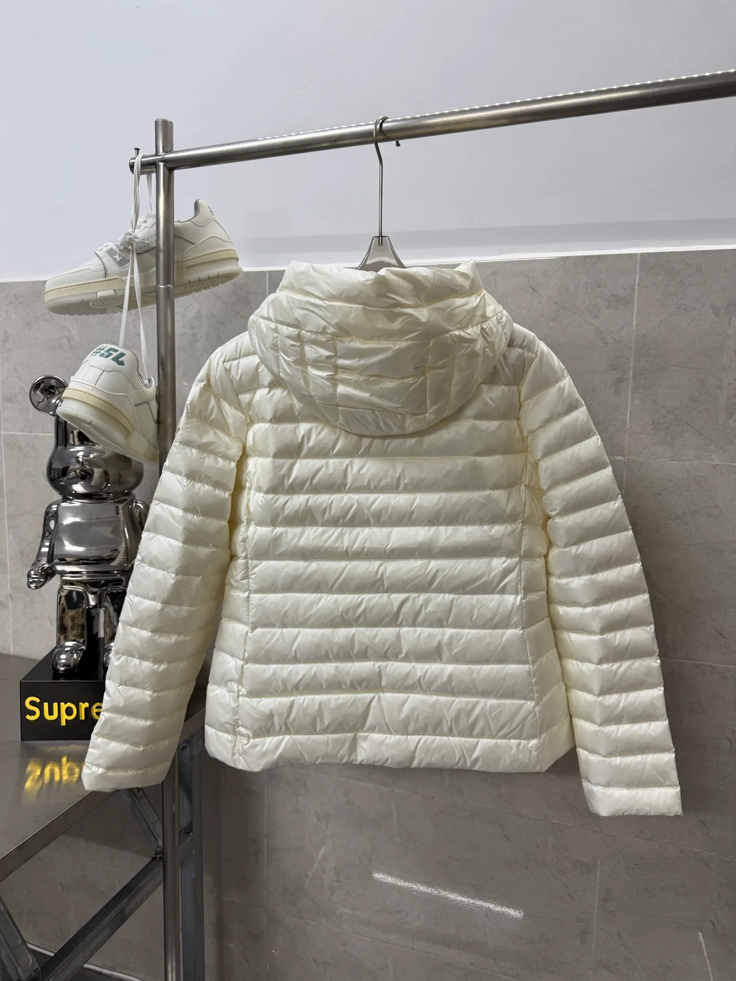 P740 Moncler's new Ige, mc hooded short women's winter coat. The leg down is made of longue saison fabric, suitable for mild weather. This nylon fabric is warm without being bulky. Short design with a classic hooded silhouette and a cinched waist for a smooth, feminine look. Color: Black White Size: 1234