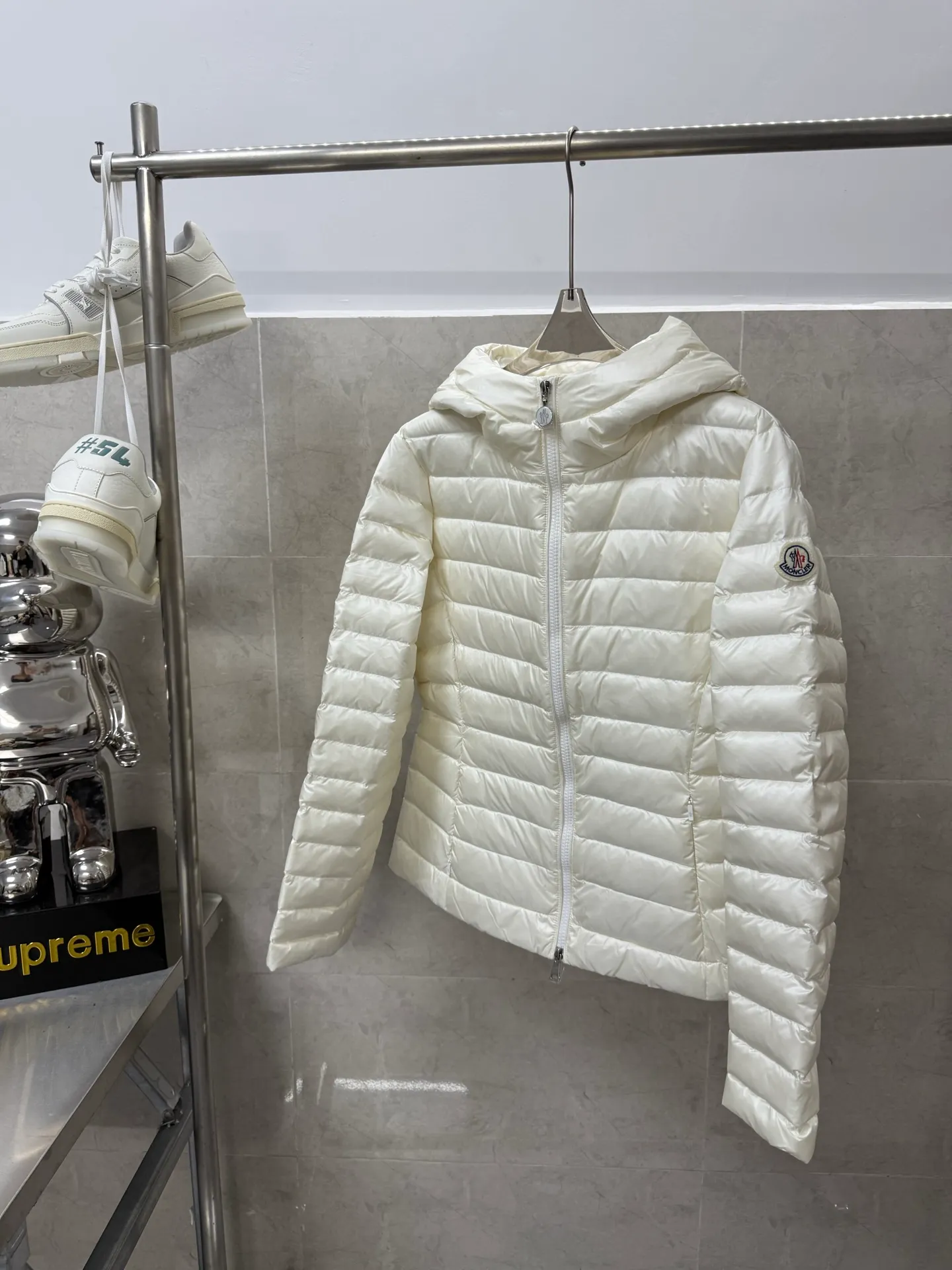 P740 Moncler's new Ige, mc hooded short women's winter coat. The leg down is made of longue saison fabric, suitable for mild weather. This nylon fabric is warm without being bulky. Short design with a classic hooded silhouette and a cinched waist for a smooth, feminine look. Color: Black White Size: 1234