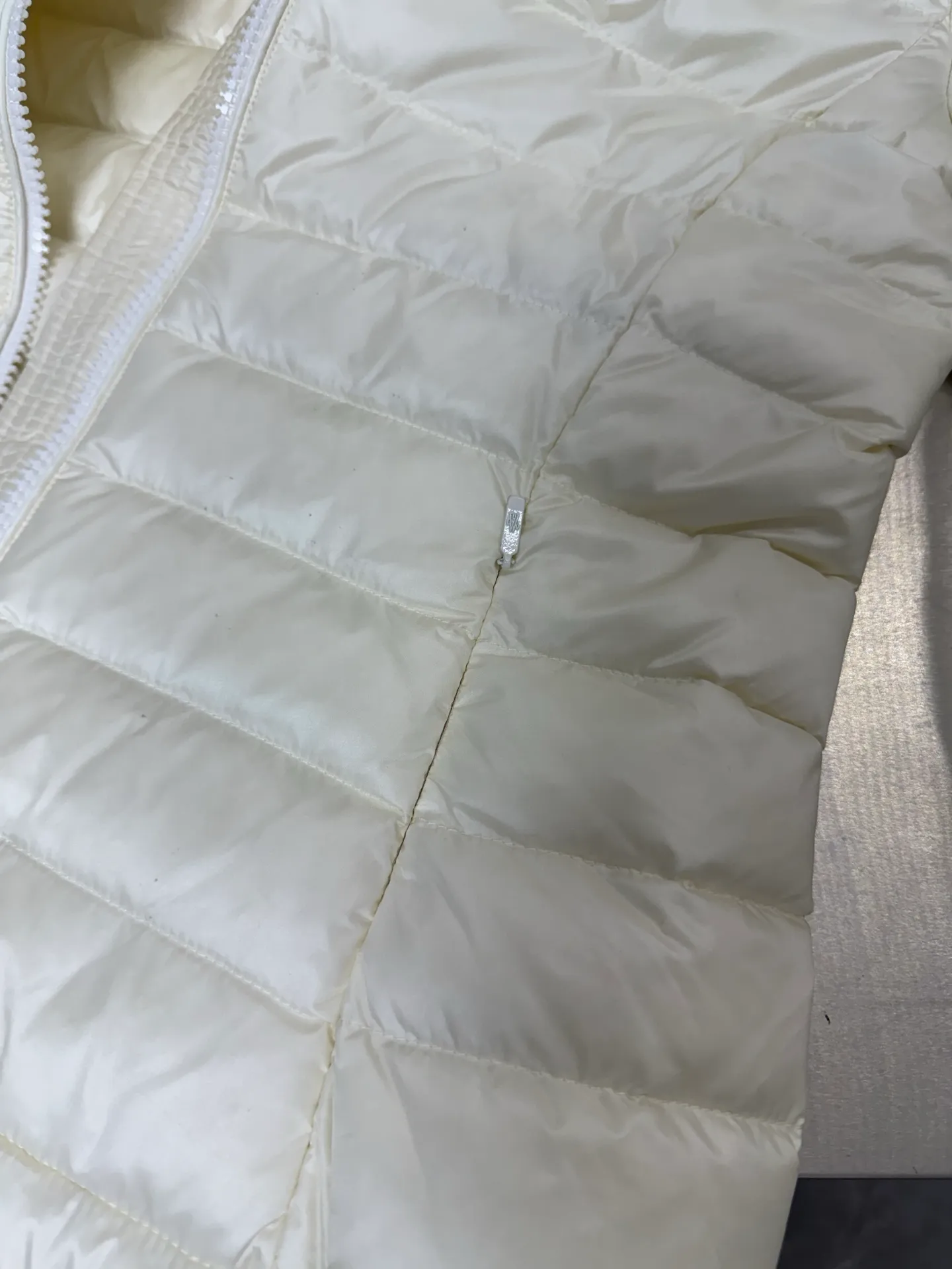 P740 Moncler's new Ige, mc hooded short women's winter coat. The leg down is made of longue saison fabric, suitable for mild weather. This nylon fabric is warm without being bulky. Short design with a classic hooded silhouette and a cinched waist for a smooth, feminine look. Color: Black White Size: 1234
