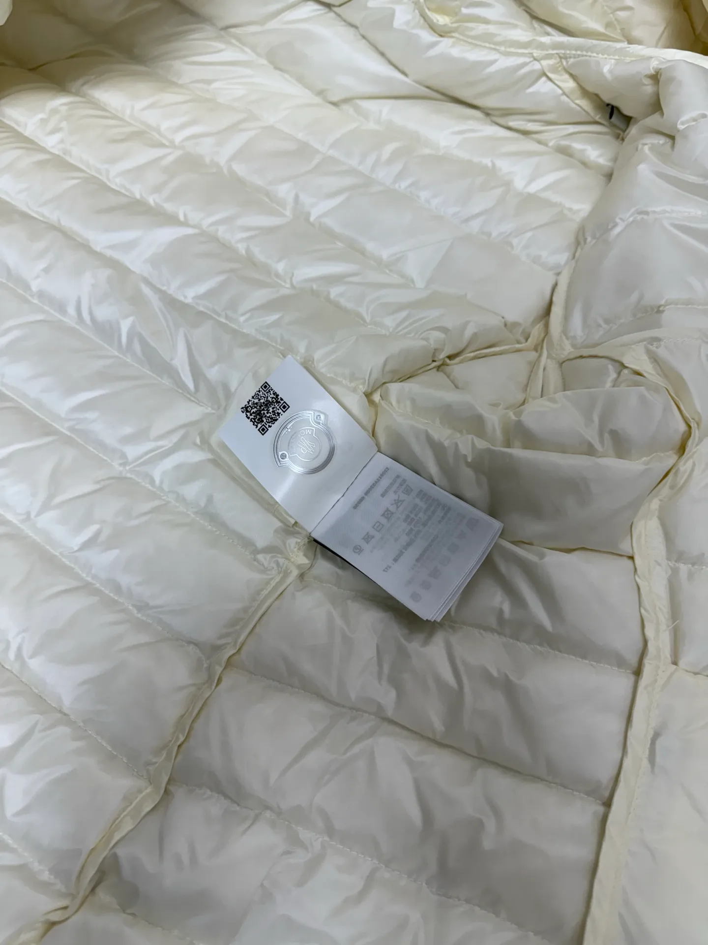 P740 Moncler's new Ige, mc hooded short women's winter coat. The leg down is made of longue saison fabric, suitable for mild weather. This nylon fabric is warm without being bulky. Short design with a classic hooded silhouette and a cinched waist for a smooth, feminine look. Color: Black White Size: 1234