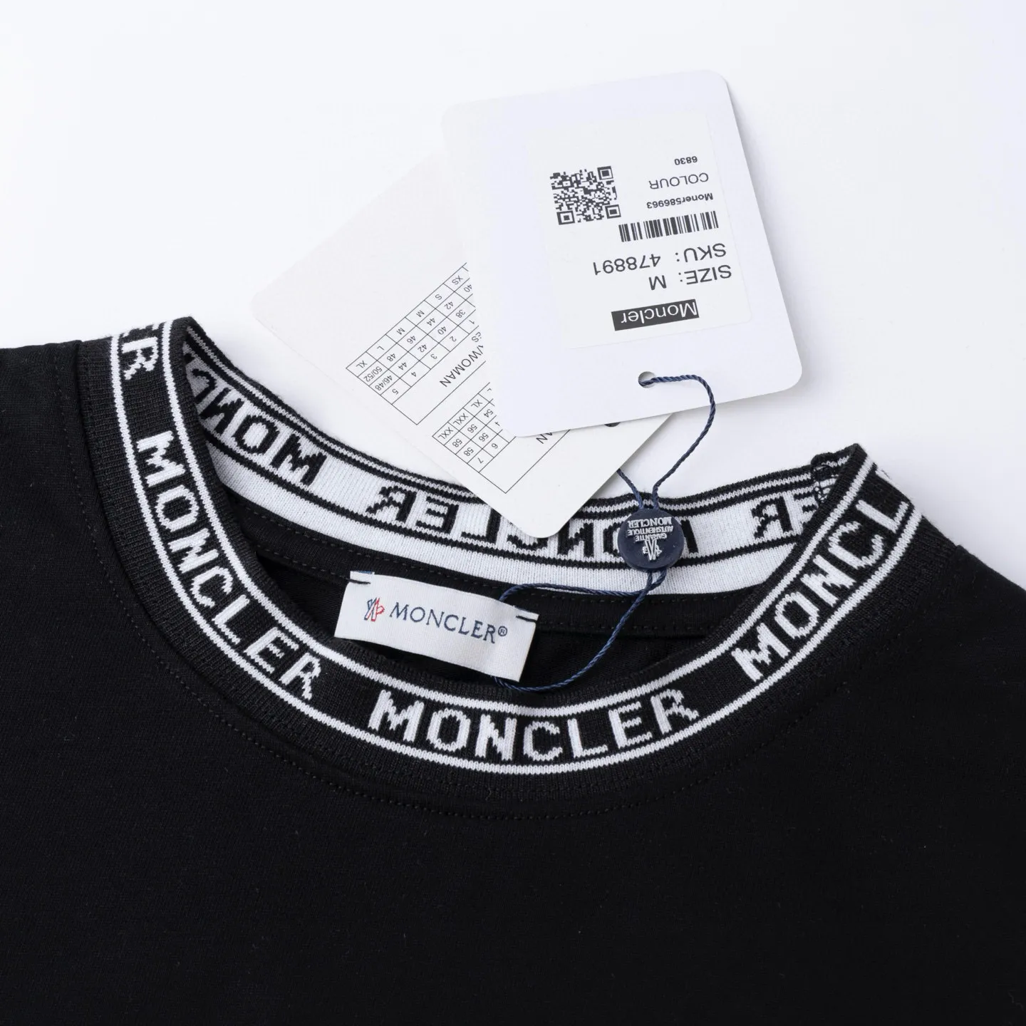 P134 Style No.: 816 〈MONCLER〉The price of the MONCLER is actually quite advantageous. Those who have been to the counters should know that the price of the MONCLER is not much cheaper than Gucci Burberry. It is just relatively low-key and unwilling to hype. It is a picture that you want to buy or not. It has an arrogant existence... Exclusively customized 270g 32-count double-yarn smooth cotton. The texture is very soft and comfortable. 100% different from the top fabrics in the market (does not shrink, deform, or pill). Matched with 320g 1*1 thread (fabric thread is dyed in the same vat, no color difference, thread is not easy to deform) Color: black white light floral gray burgundy code number: S-XL