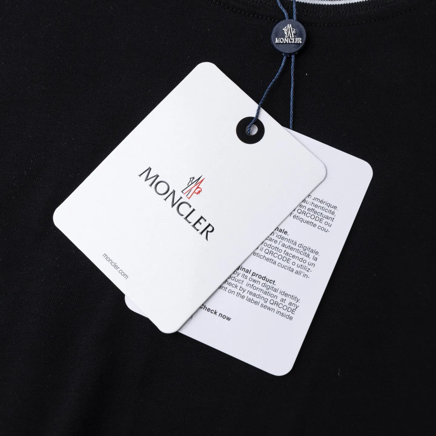 P134 Style No.: 816 〈MONCLER〉The price of the MONCLER is actually quite advantageous. Those who have been to the counters should know that the price of the MONCLER is not much cheaper than Gucci Burberry. It is just relatively low-key and unwilling to hype. It is a picture that you want to buy or not. It has an arrogant existence... Exclusively customized 270g 32-count double-yarn smooth cotton. The texture is very soft and comfortable. 100% different from the top fabrics in the market (does not shrink, deform, or pill). Matched with 320g 1*1 thread (fabric thread is dyed in the same vat, no color difference, thread is not easy to deform) Color: black white light floral gray burgundy code number: S-XL