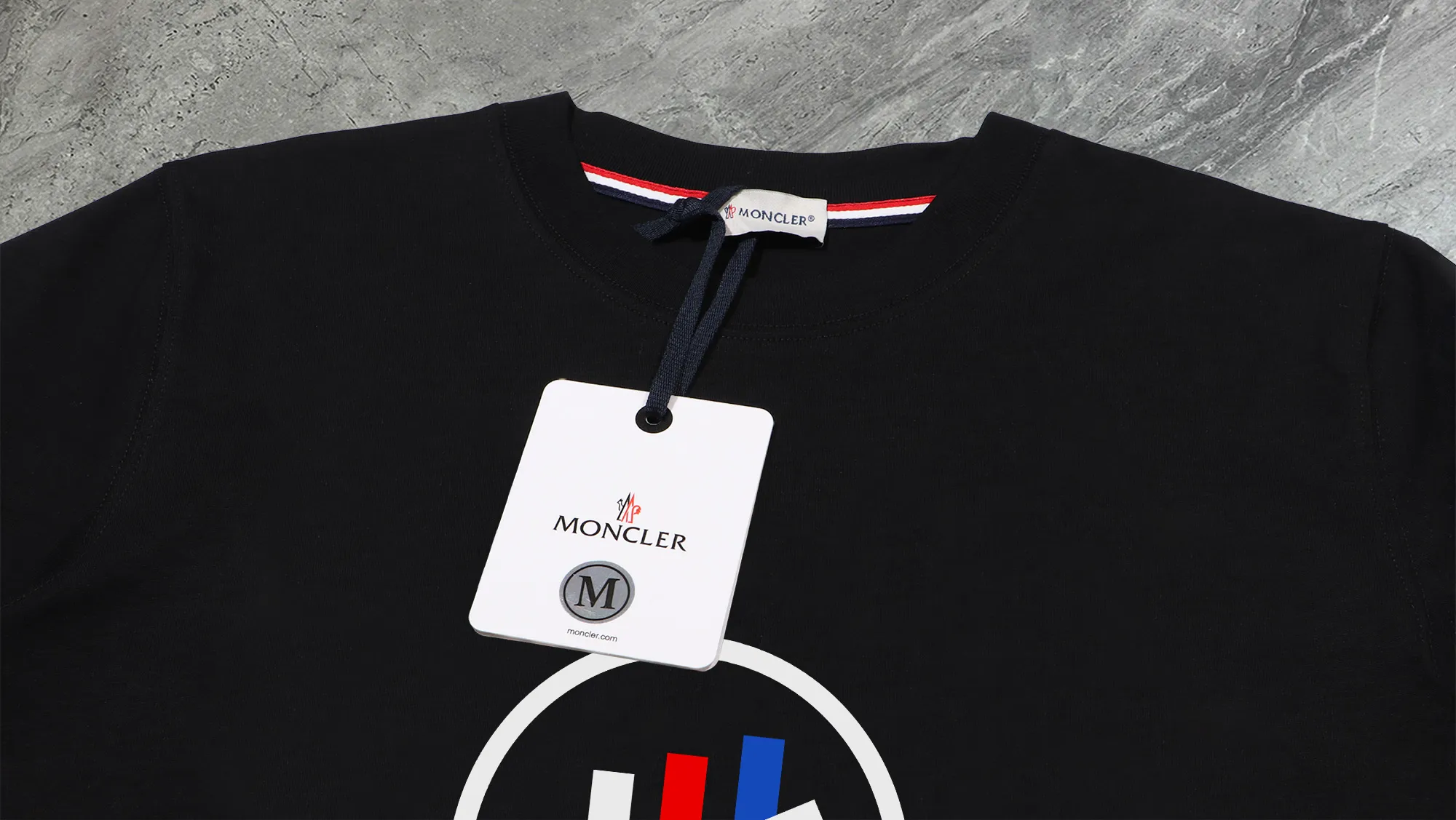 P140 Upgraded version "Mobile phone smart sensor ~ NFC chip armband ~ Direct access to the official website for anti-counterfeiting" "Moncler ~ Mouth Mouth" 2025 new high-quality round neck short-sleeved T-shirt. The cuffs have imported embroidered labels. Customized dyeing, very comfortable to touch. Super versatile and good-looking short-sleeved. Complete with three labels. Non-market ordinary version. Feel free to compare. Quality is absolutely guaranteed! ‼ First of all, this original fabric is all custom-woven with 32-count double yarn fabric, 250G, and the weight is the same‼ Fine workmanship, double waistcoat method, double waistcoat method, double waistcoat method makes the whole dress more three-dimensional, which is not a craft that ordinary T-shirts can achieve🤪 Size: S-M-L-XL-2XL Color: black, white, apricot, same style for men and women