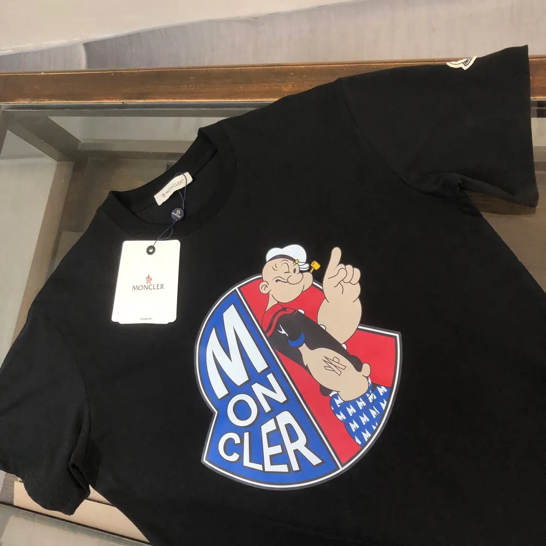 P150 MONCLER 24 The latest short-sleeved T-shirt for couples ~ Top-notch printed logo design ~ The fabric upper body is comfortable and breathable, not stiff, slim cut, made of high-end custom-made pure cotton fabric! The upper body is comfortable and stylish, and it can be worn alone as an inner layer. It is a must-have for fashionistas! ! ! Color: black, white, sapphire blue, gray Size: S M L XL (loose fit! Please state your height and weight when placing an order)