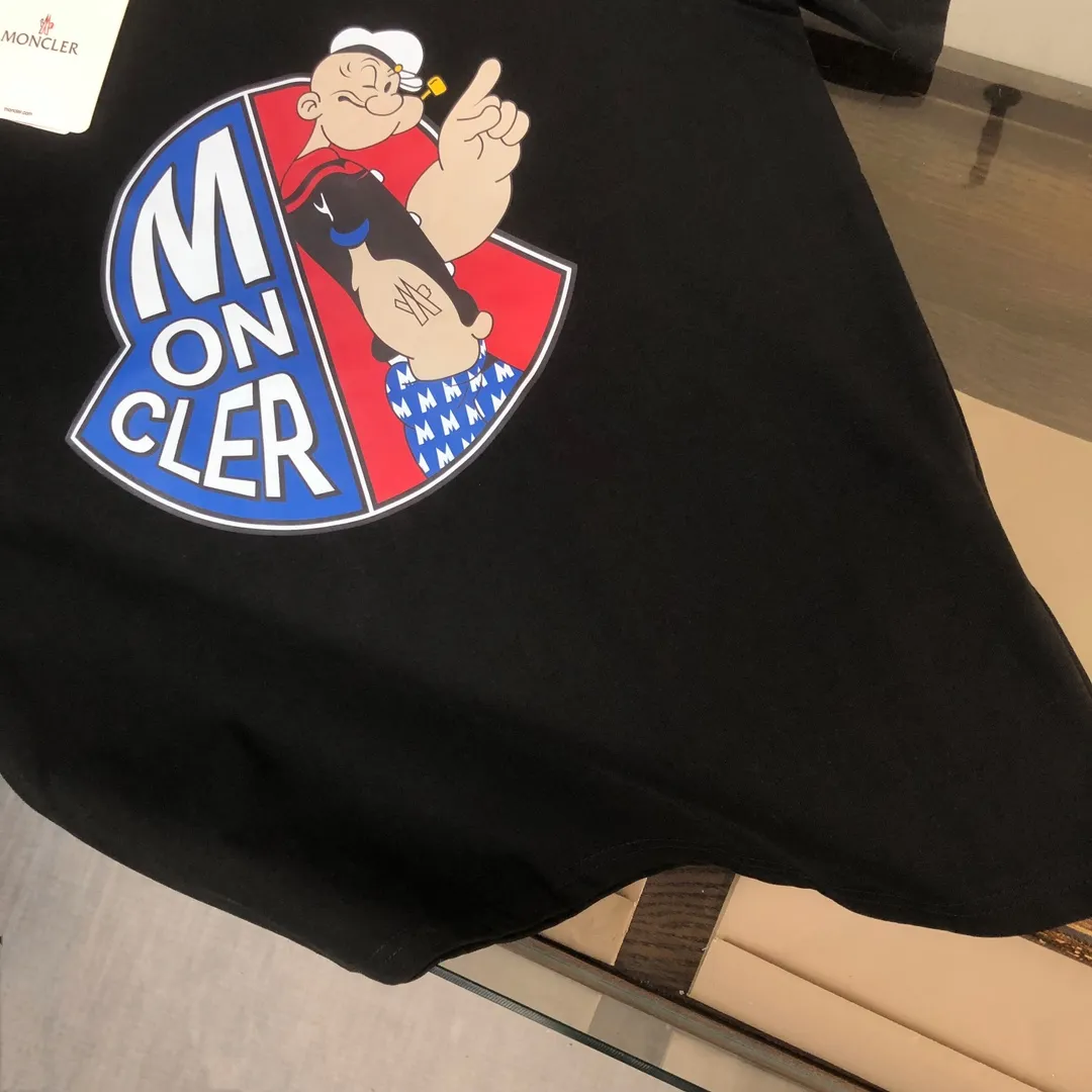 P150 MONCLER 24 The latest short-sleeved T-shirt for couples ~ Top-notch printed logo design ~ The fabric upper body is comfortable and breathable, not stiff, slim cut, made of high-end custom-made pure cotton fabric! The upper body is comfortable and stylish, and it can be worn alone as an inner layer. It is a must-have for fashionistas! ! ! Color: black, white, sapphire blue, gray Size: S M L XL (loose fit! Please state your height and weight when placing an order)