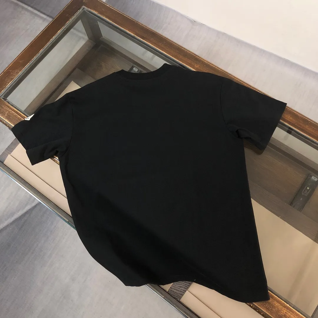 P150 MONCLER 24 The latest short-sleeved T-shirt for couples ~ Top-notch printed logo design ~ The fabric upper body is comfortable and breathable, not stiff, slim cut, made of high-end custom-made pure cotton fabric! The upper body is comfortable and stylish, and it can be worn alone as an inner layer. It is a must-have for fashionistas! ! ! Color: black, white, sapphire blue, gray Size: S M L XL (loose fit! Please state your height and weight when placing an order)