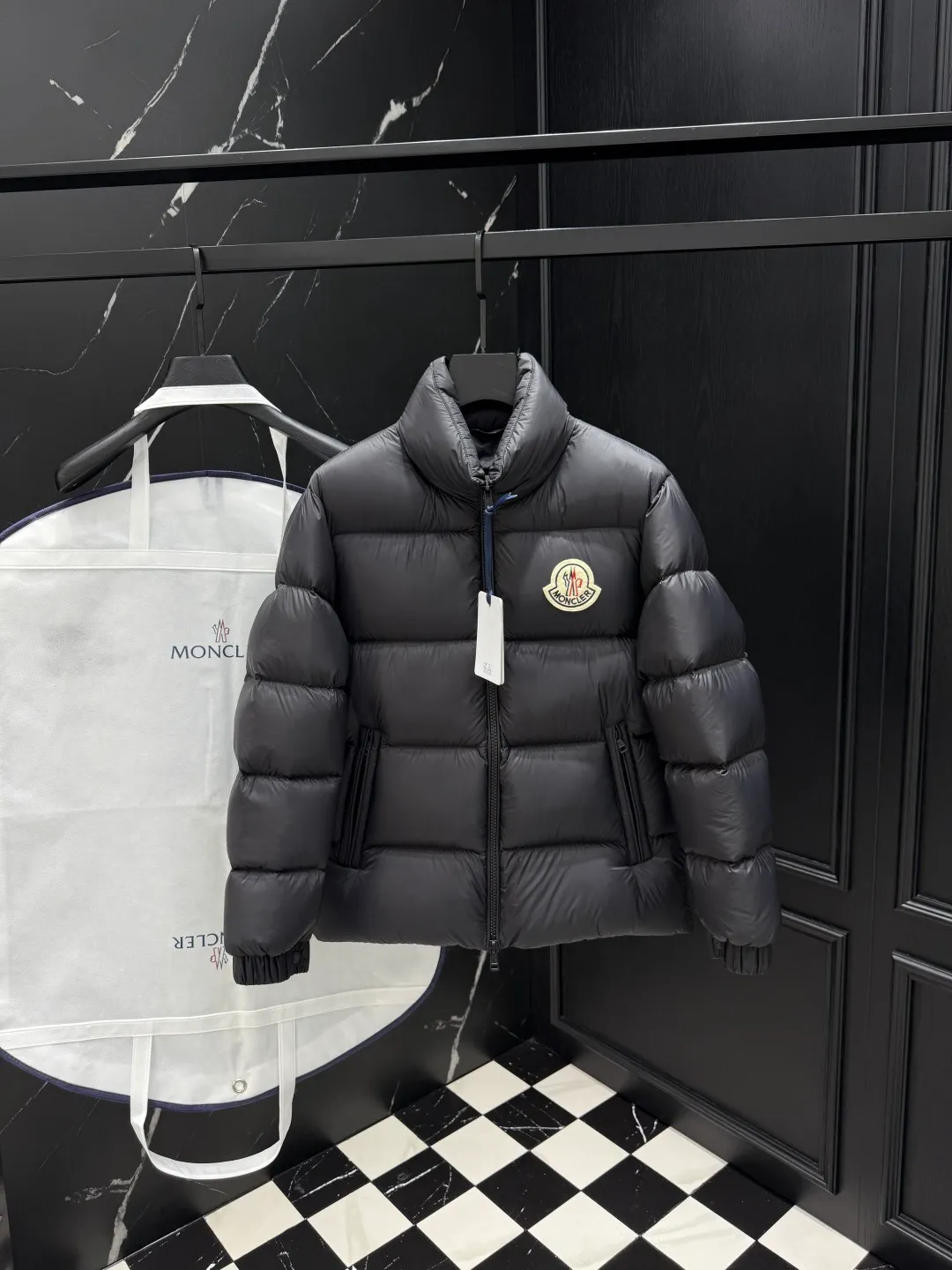P840 top version Moncler Citala🌟 Short men's down jacket. Looking at it, there is no other version on the market that can beat it. 130w + one ton of special European gooseneck filling. 850+ fill power, I am twice as thick as the market version, but twice as light. Citala men's short down jacket is made of pop-colored light fabric, highlighting the vitality of the series. Made from lightweight nylon with a longue saison lining, the Citala down jacket is comfortable and warm without being bulky. This cropped down jacket has a comfortable fit, a signature turtleneck and a quilted, checkered silhouette. Details size: 12345