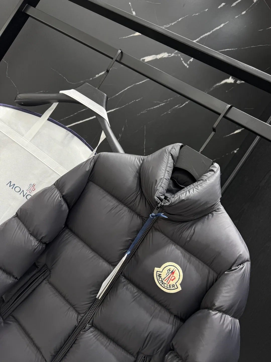 P840 top version Moncler Citala🌟 Short men's down jacket. Looking at it, there is no other version on the market that can beat it. 130w + one ton of special European gooseneck filling. 850+ fill power, I am twice as thick as the market version, but twice as light. Citala men's short down jacket is made of pop-colored light fabric, highlighting the vitality of the series. Made from lightweight nylon with a longue saison lining, the Citala down jacket is comfortable and warm without being bulky. This cropped down jacket has a comfortable fit, a signature turtleneck and a quilted, checkered silhouette. Details size: 12345