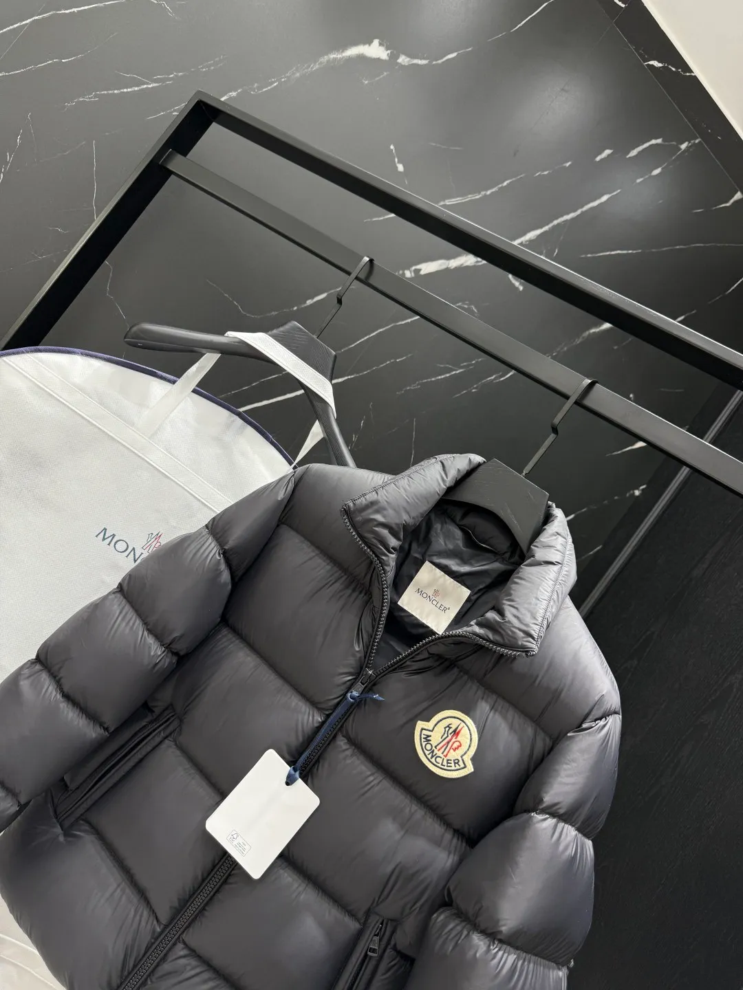 P840 top version Moncler Citala🌟 Short men's down jacket. Looking at it, there is no other version on the market that can beat it. 130w + one ton of special European gooseneck filling. 850+ fill power, I am twice as thick as the market version, but twice as light. Citala men's short down jacket is made of pop-colored light fabric, highlighting the vitality of the series. Made from lightweight nylon with a longue saison lining, the Citala down jacket is comfortable and warm without being bulky. This cropped down jacket has a comfortable fit, a signature turtleneck and a quilted, checkered silhouette. Details size: 12345