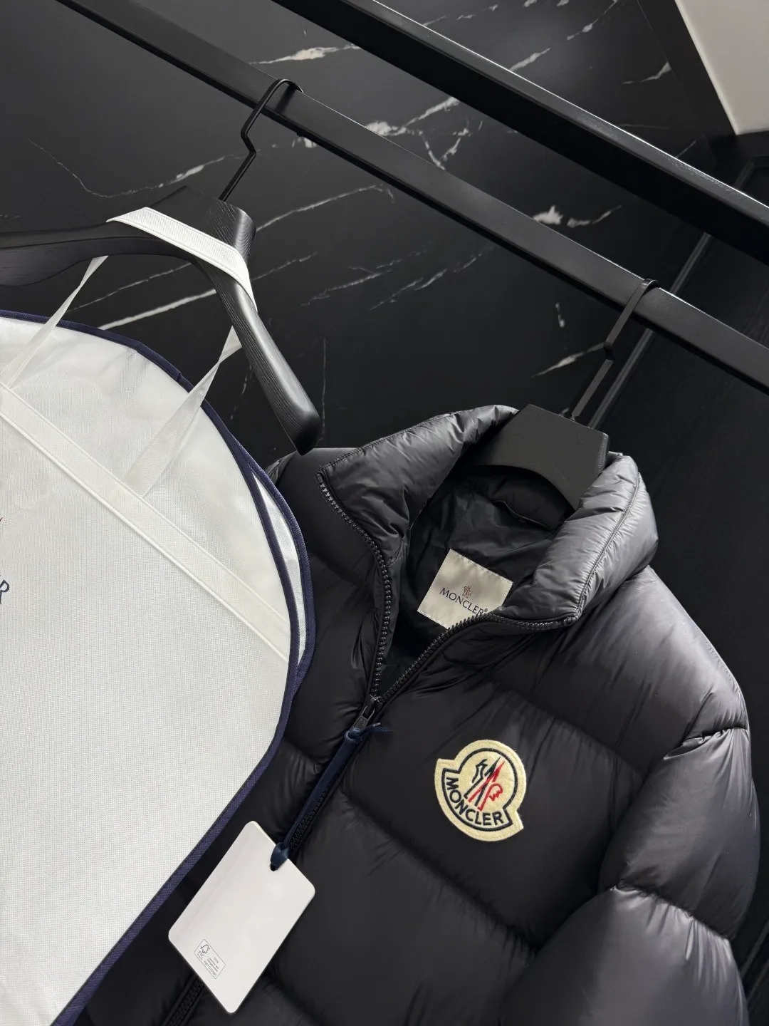 P840 top version Moncler Citala🌟 Short men's down jacket. Looking at it, there is no other version on the market that can beat it. 130w + one ton of special European gooseneck filling. 850+ fill power, I am twice as thick as the market version, but twice as light. Citala men's short down jacket is made of pop-colored light fabric, highlighting the vitality of the series. Made from lightweight nylon with a longue saison lining, the Citala down jacket is comfortable and warm without being bulky. This cropped down jacket has a comfortable fit, a signature turtleneck and a quilted, checkered silhouette. Details size: 12345