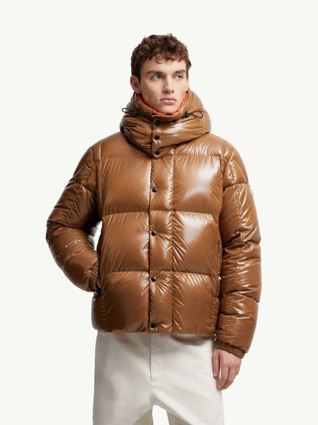 P800 Moncler's new Parana men's black gold hooded short down jacket, the Parana down jacket has an eye-catching glossy texture. This short down jacket is made of nylonlaque fabric, which is lightweight, warm, breathable and comfortable. The warm design and removable hood make it easy to handle all weather conditions. Size: 12345 Color: light brown black emerald green olive green
