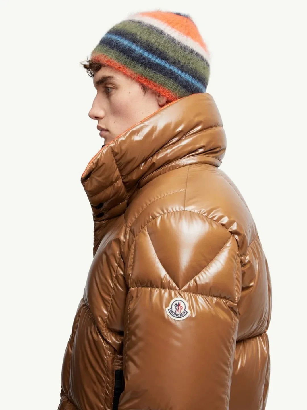 P800 Moncler's new Parana men's black gold hooded short down jacket, the Parana down jacket has an eye-catching glossy texture. This short down jacket is made of nylonlaque fabric, which is lightweight, warm, breathable and comfortable. The warm design and removable hood make it easy to handle all weather conditions. Size: 12345 Color: light brown black emerald green olive green