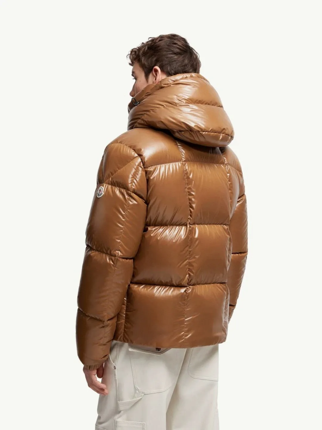 P800 Moncler's new Parana men's black gold hooded short down jacket, the Parana down jacket has an eye-catching glossy texture. This short down jacket is made of nylonlaque fabric, which is lightweight, warm, breathable and comfortable. The warm design and removable hood make it easy to handle all weather conditions. Size: 12345 Color: light brown black emerald green olive green