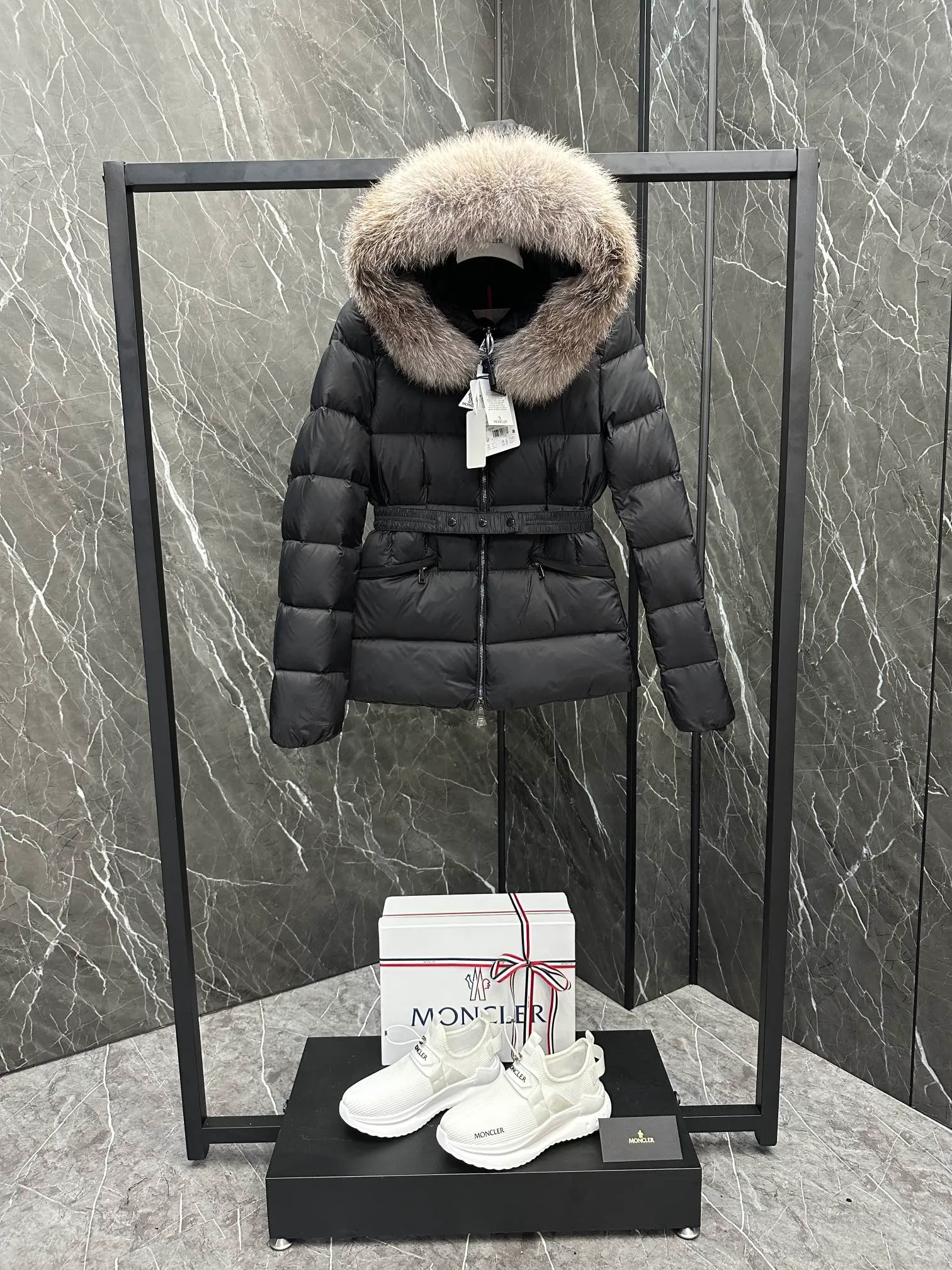 P920 Moncler Boed Women's Short Down Jacket Jacket The Boed women's down jacket is made of longue saison fabric and decorated with fur trim to provide warmth and care. (⚠️Fox fur collar imported from Finland, of course the fur collar needs to be larger to look good) The Boed down jacket has a soft silhouette design and is equipped with a delicate belt to create a sophisticated and elegant winter look. Made of longue saison fabric with wool trim on the hood. Details •Made from longue saison fabric •Longue saison lining •Filled with down •Hood with removable fleece trim •Two-way zipper closure •Elasticated waistband with patented snap buttons •Zip closure lateral pockets with grosgrain piping •Adjustable elastic cuffs Size: 1-4 Women's