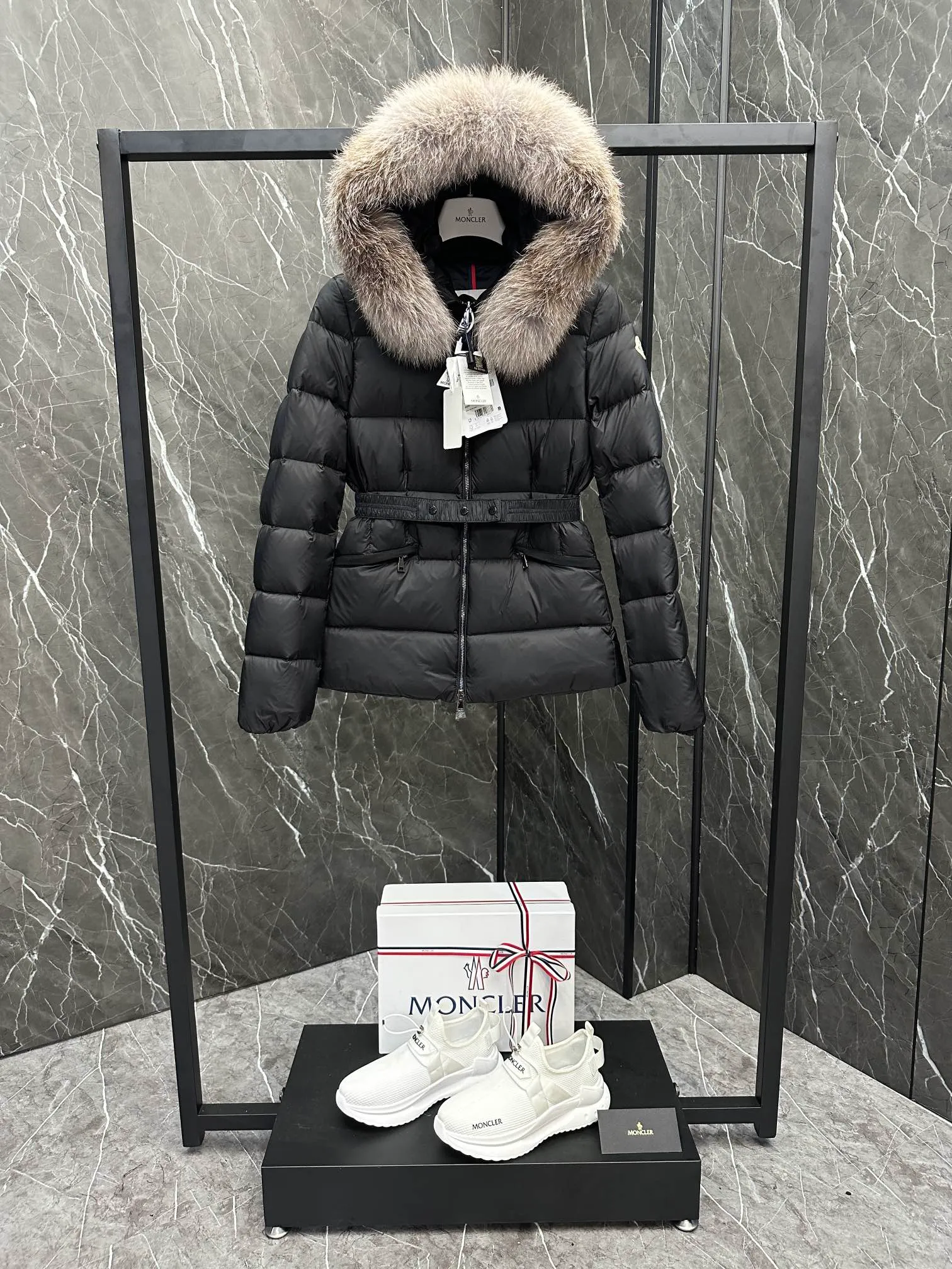 P920 Moncler Boed Women's Short Down Jacket Jacket The Boed women's down jacket is made of longue saison fabric and decorated with fur trim to provide warmth and care. (⚠️Fox fur collar imported from Finland, of course the fur collar needs to be larger to look good) The Boed down jacket has a soft silhouette design and is equipped with a delicate belt to create a sophisticated and elegant winter look. Made of longue saison fabric with wool trim on the hood. Details •Made from longue saison fabric •Longue saison lining •Filled with down •Hood with removable fleece trim •Two-way zipper closure •Elasticated waistband with patented snap buttons •Zip closure lateral pockets with grosgrain piping •Adjustable elastic cuffs Size: 1-4 Women's