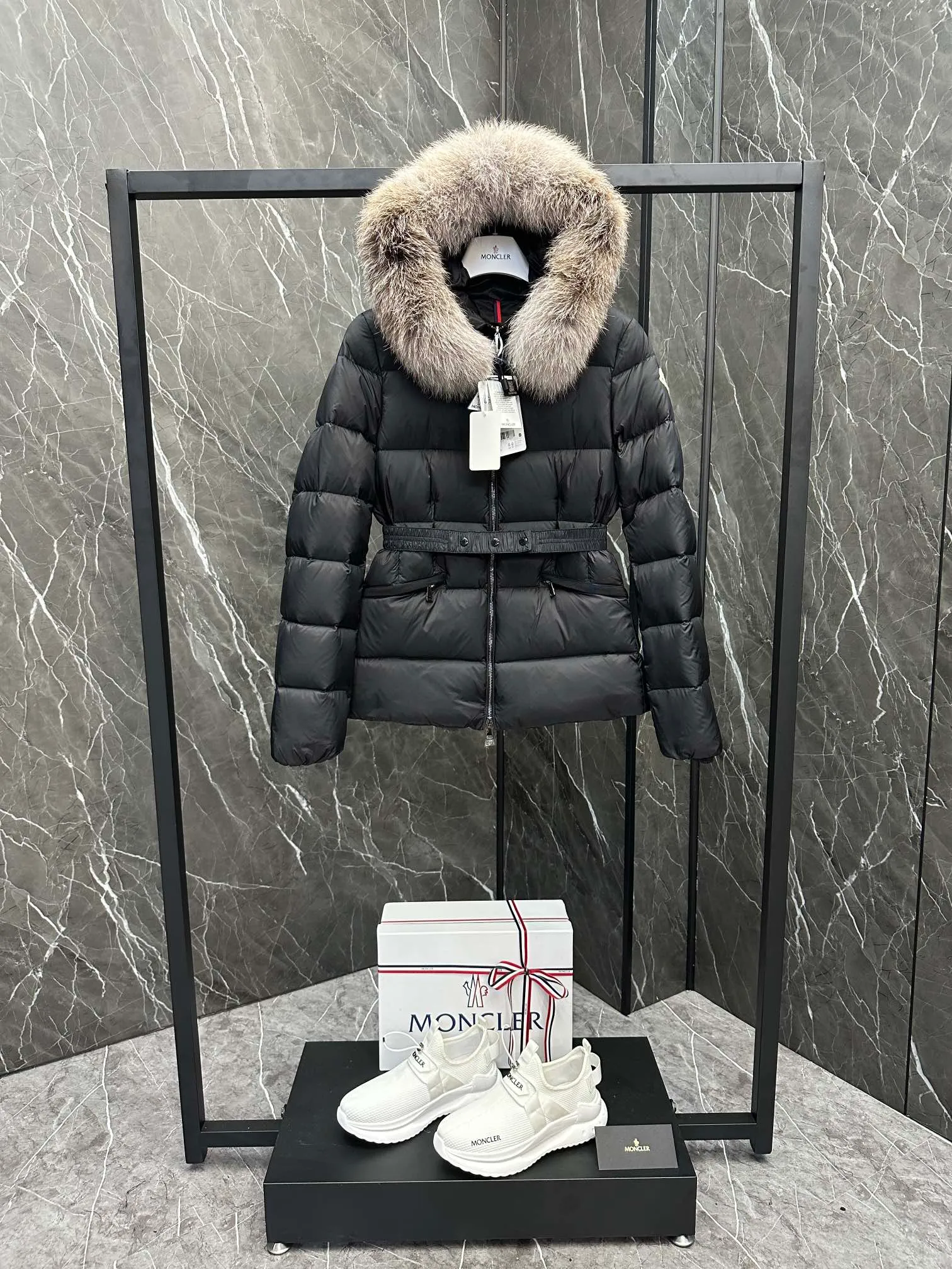 P920 Moncler Boed Women's Short Down Jacket Jacket The Boed women's down jacket is made of longue saison fabric and decorated with fur trim to provide warmth and care. (⚠️Fox fur collar imported from Finland, of course the fur collar needs to be larger to look good) The Boed down jacket has a soft silhouette design and is equipped with a delicate belt to create a sophisticated and elegant winter look. Made of longue saison fabric with wool trim on the hood. Details •Made from longue saison fabric •Longue saison lining •Filled with down •Hood with removable fleece trim •Two-way zipper closure •Elasticated waistband with patented snap buttons •Zip closure lateral pockets with grosgrain piping •Adjustable elastic cuffs Size: 1-4 Women's