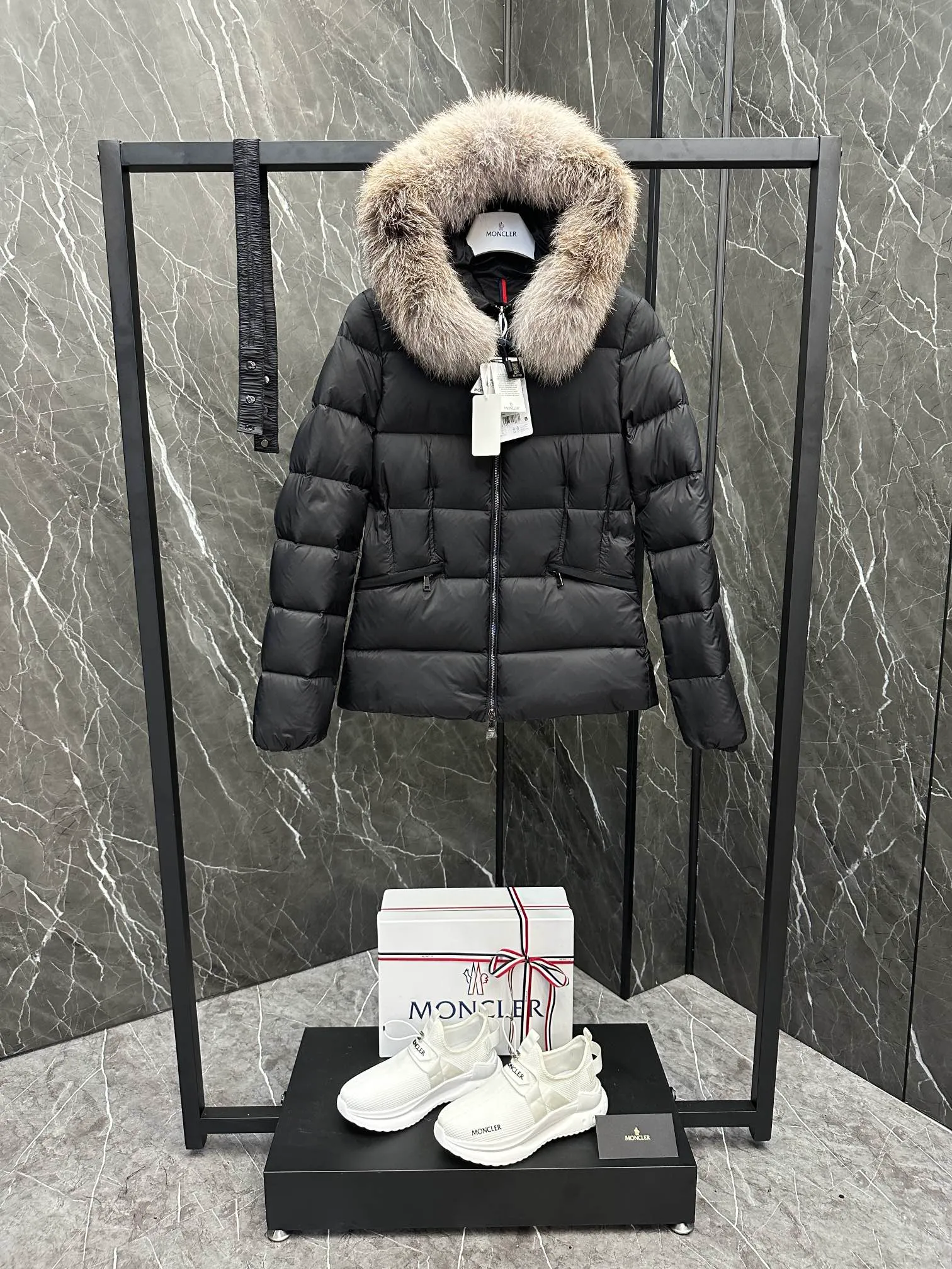 P920 Moncler Boed Women's Short Down Jacket Jacket The Boed women's down jacket is made of longue saison fabric and decorated with fur trim to provide warmth and care. (⚠️Fox fur collar imported from Finland, of course the fur collar needs to be larger to look good) The Boed down jacket has a soft silhouette design and is equipped with a delicate belt to create a sophisticated and elegant winter look. Made of longue saison fabric with wool trim on the hood. Details •Made from longue saison fabric •Longue saison lining •Filled with down •Hood with removable fleece trim •Two-way zipper closure •Elasticated waistband with patented snap buttons •Zip closure lateral pockets with grosgrain piping •Adjustable elastic cuffs Size: 1-4 Women's