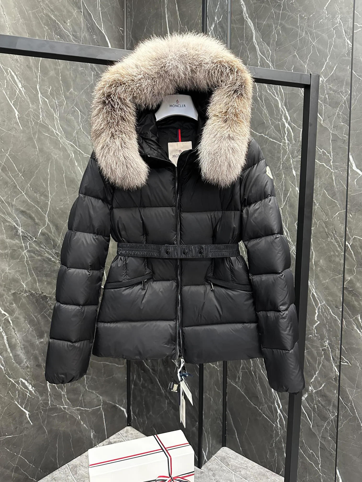 P920 Moncler Boed Women's Short Down Jacket Jacket The Boed women's down jacket is made of longue saison fabric and decorated with fur trim to provide warmth and care. (⚠️Fox fur collar imported from Finland, of course the fur collar needs to be larger to look good) The Boed down jacket has a soft silhouette design and is equipped with a delicate belt to create a sophisticated and elegant winter look. Made of longue saison fabric with wool trim on the hood. Details •Made from longue saison fabric •Longue saison lining •Filled with down •Hood with removable fleece trim •Two-way zipper closure •Elasticated waistband with patented snap buttons •Zip closure lateral pockets with grosgrain piping •Adjustable elastic cuffs Size: 1-4 Women's