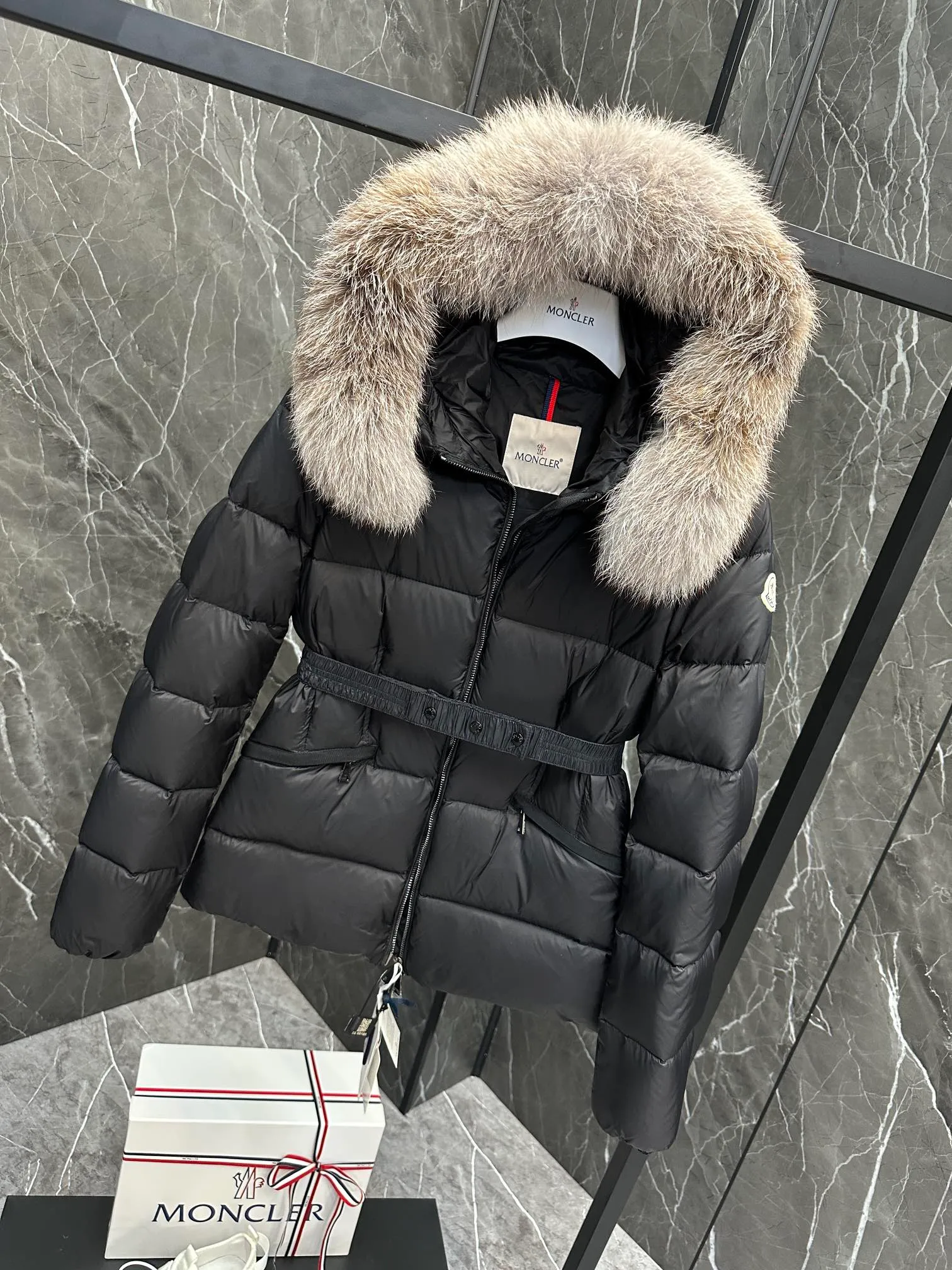 P920 Moncler Boed Women's Short Down Jacket Jacket The Boed women's down jacket is made of longue saison fabric and decorated with fur trim to provide warmth and care. (⚠️Fox fur collar imported from Finland, of course the fur collar needs to be larger to look good) The Boed down jacket has a soft silhouette design and is equipped with a delicate belt to create a sophisticated and elegant winter look. Made of longue saison fabric with wool trim on the hood. Details •Made from longue saison fabric •Longue saison lining •Filled with down •Hood with removable fleece trim •Two-way zipper closure •Elasticated waistband with patented snap buttons •Zip closure lateral pockets with grosgrain piping •Adjustable elastic cuffs Size: 1-4 Women's
