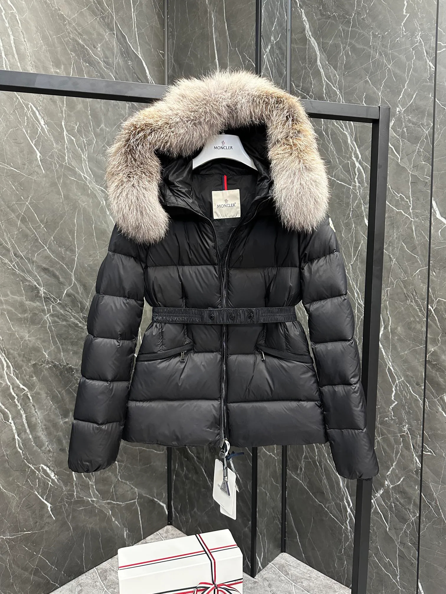 P920 Moncler Boed Women's Short Down Jacket Jacket The Boed women's down jacket is made of longue saison fabric and decorated with fur trim to provide warmth and care. (⚠️Fox fur collar imported from Finland, of course the fur collar needs to be larger to look good) The Boed down jacket has a soft silhouette design and is equipped with a delicate belt to create a sophisticated and elegant winter look. Made of longue saison fabric with wool trim on the hood. Details •Made from longue saison fabric •Longue saison lining •Filled with down •Hood with removable fleece trim •Two-way zipper closure •Elasticated waistband with patented snap buttons •Zip closure lateral pockets with grosgrain piping •Adjustable elastic cuffs Size: 1-4 Women's